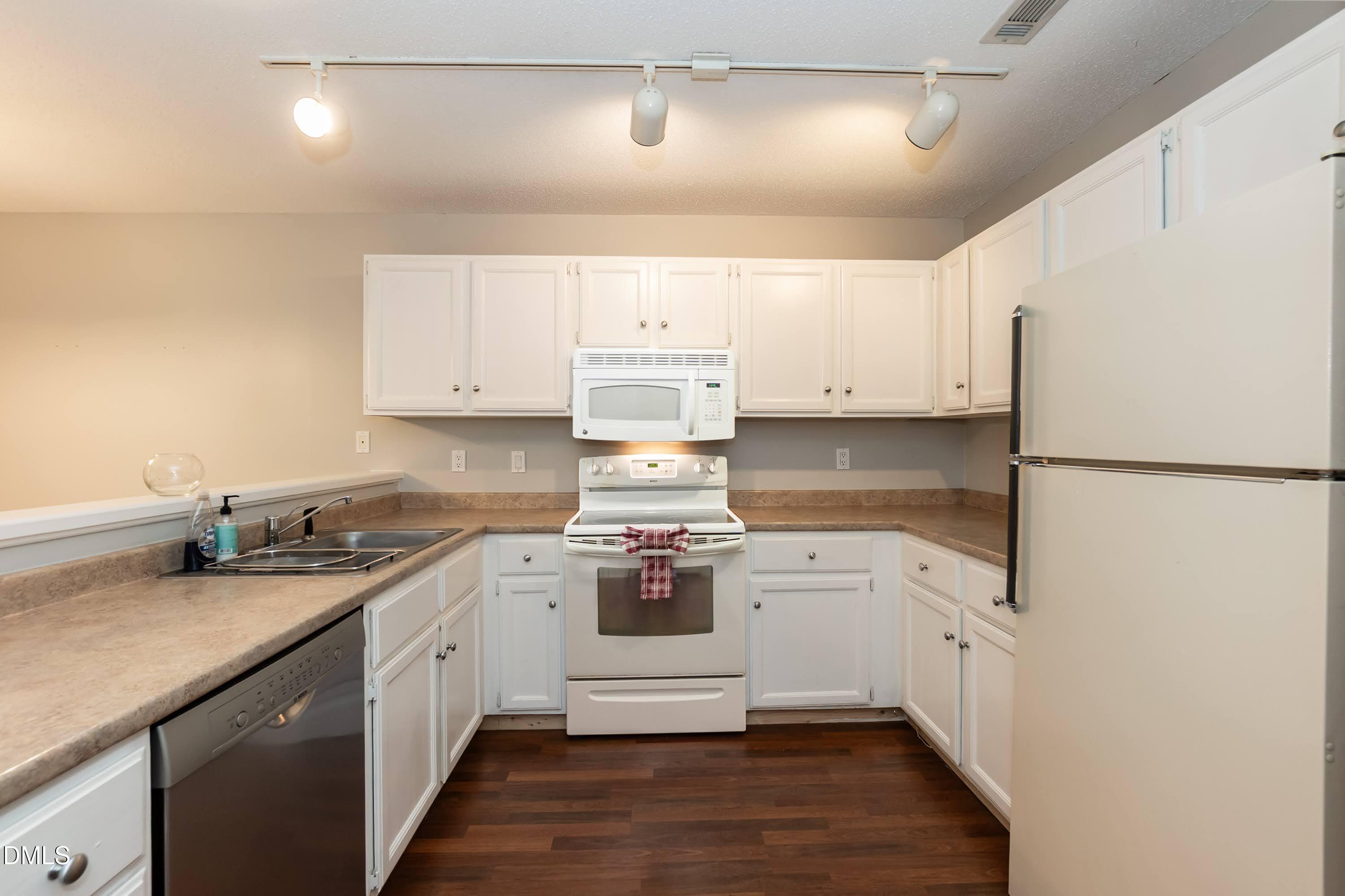 61 Crystal Oaks Court Property Photo 6
