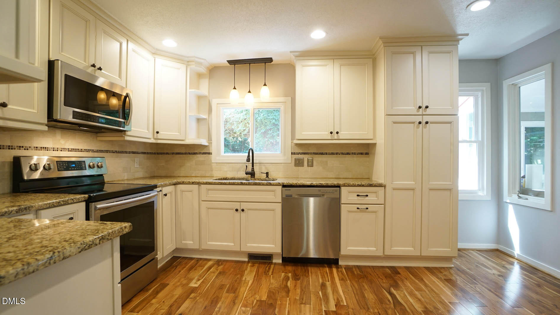 818 Lake Forest Drive Property Photo 4