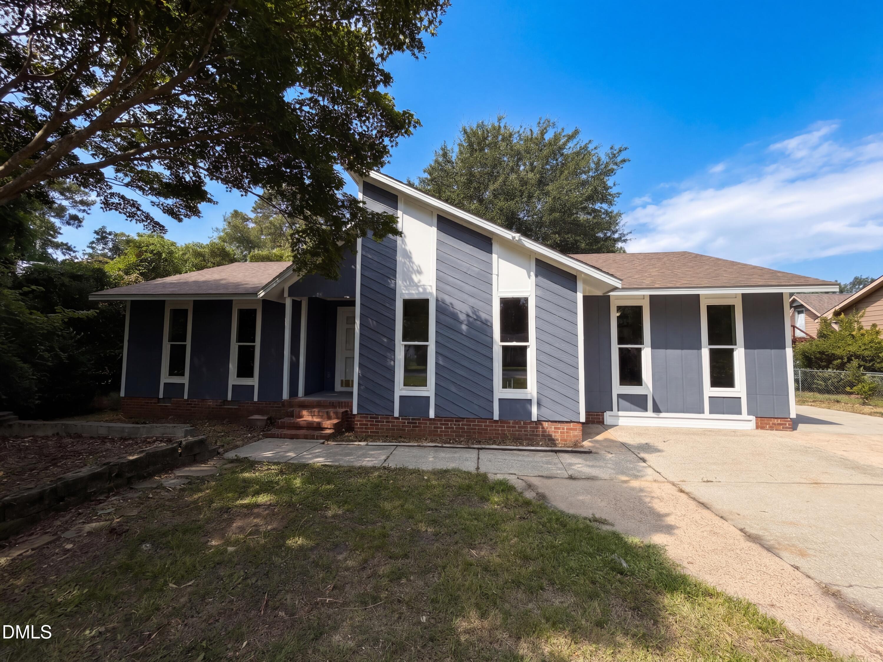 909 Axis Circle Property Photo 1