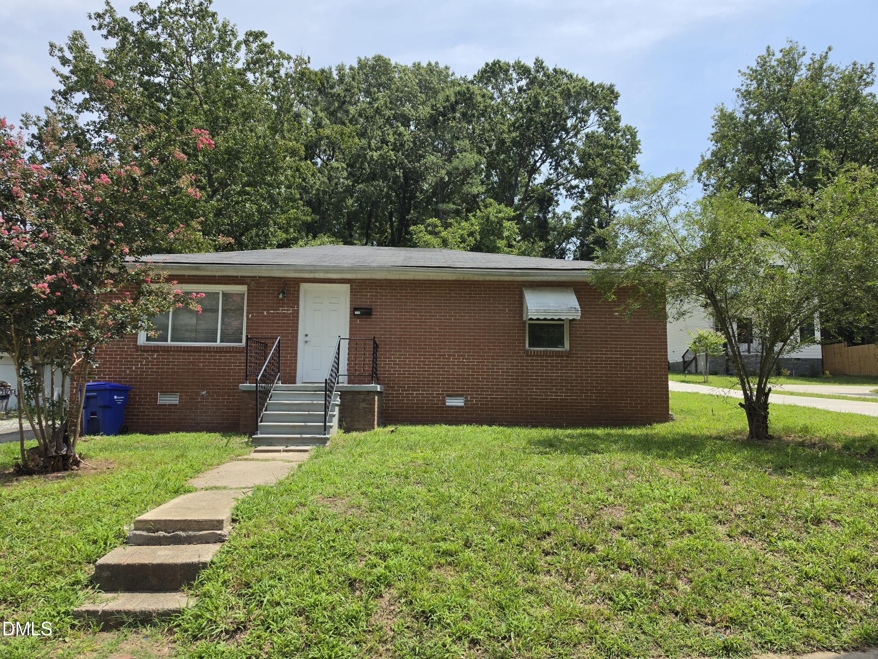 1510 N Hyde Park Avenue Property Photo 1
