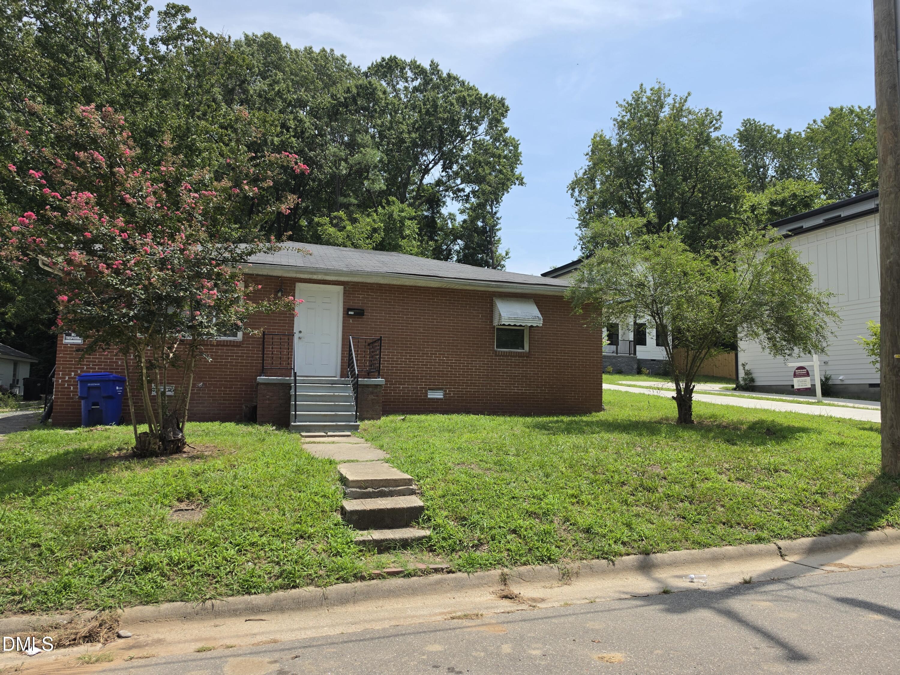 1510 N Hyde Park Avenue Property Photo 2