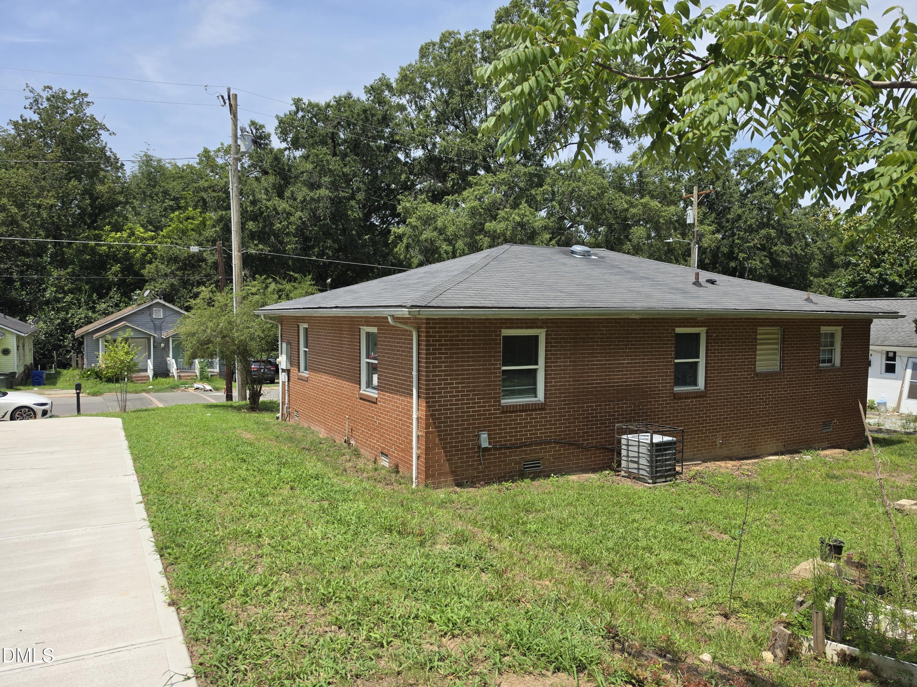 1510 N Hyde Park Avenue Property Photo 3