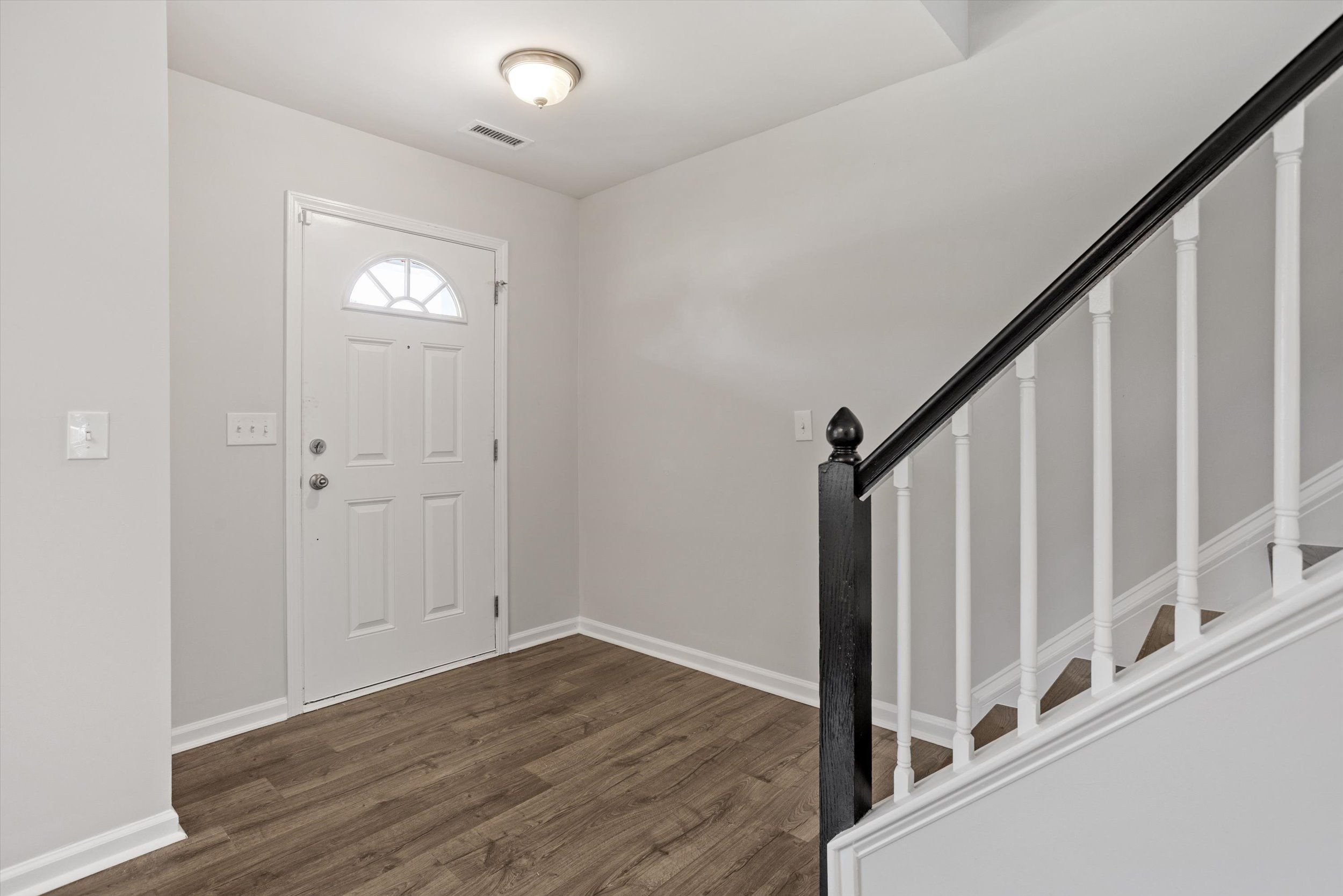 658 Yorkshire Drive Property Photo 5