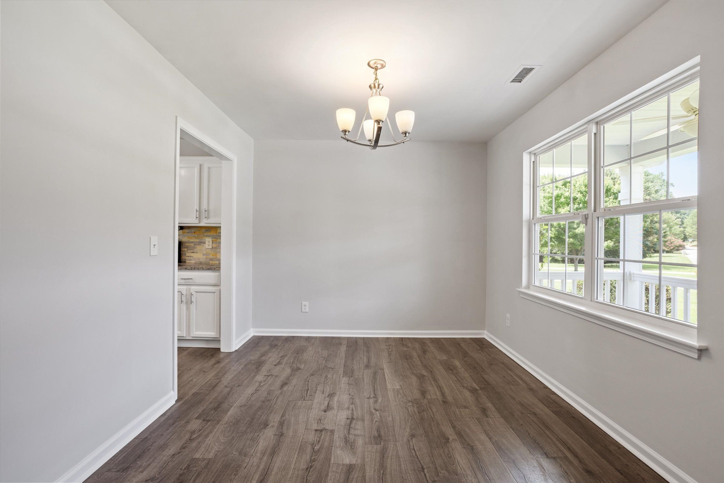 658 Yorkshire Drive Property Photo 8