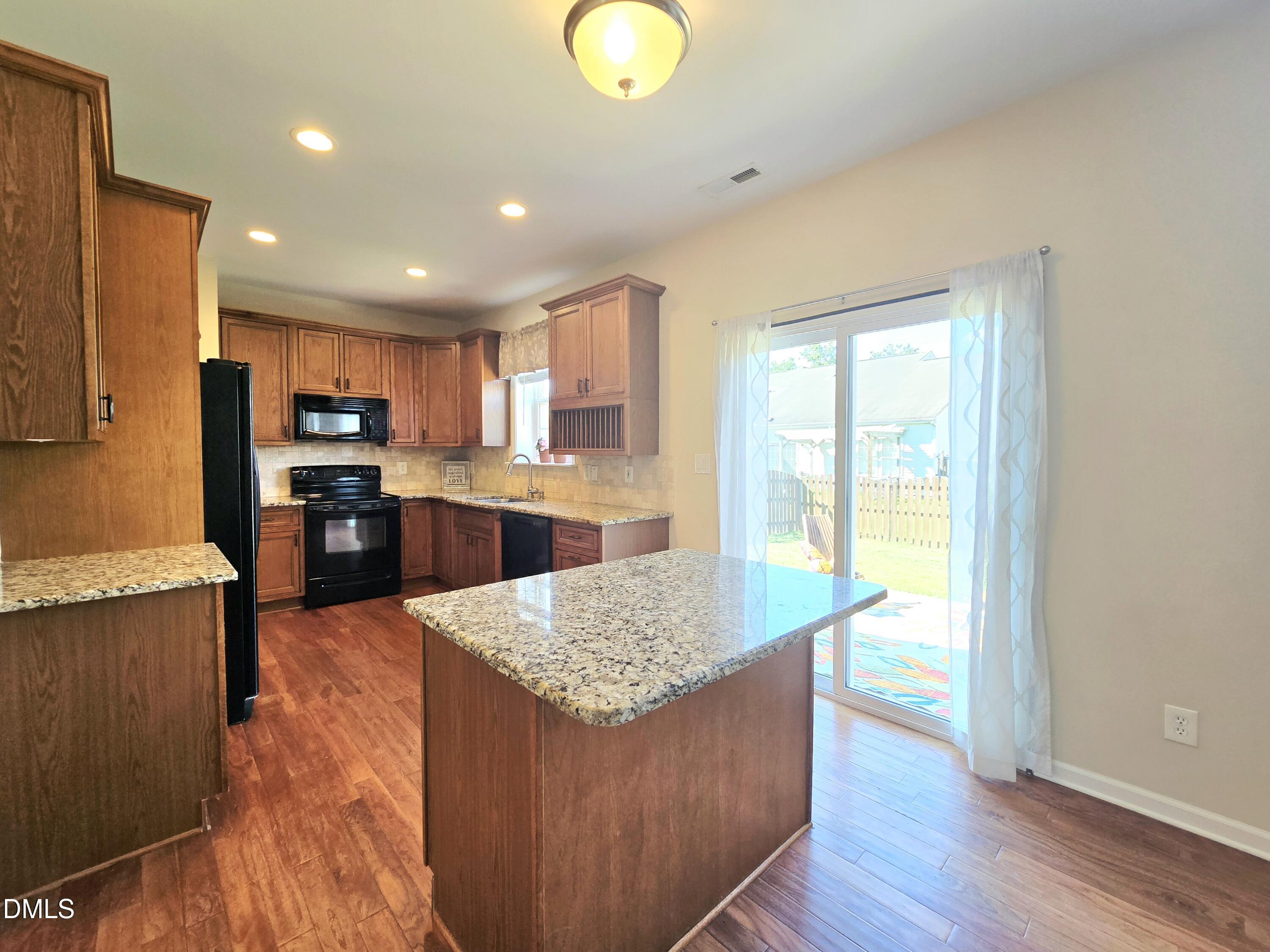5525 Keowee Way Property Photo 4