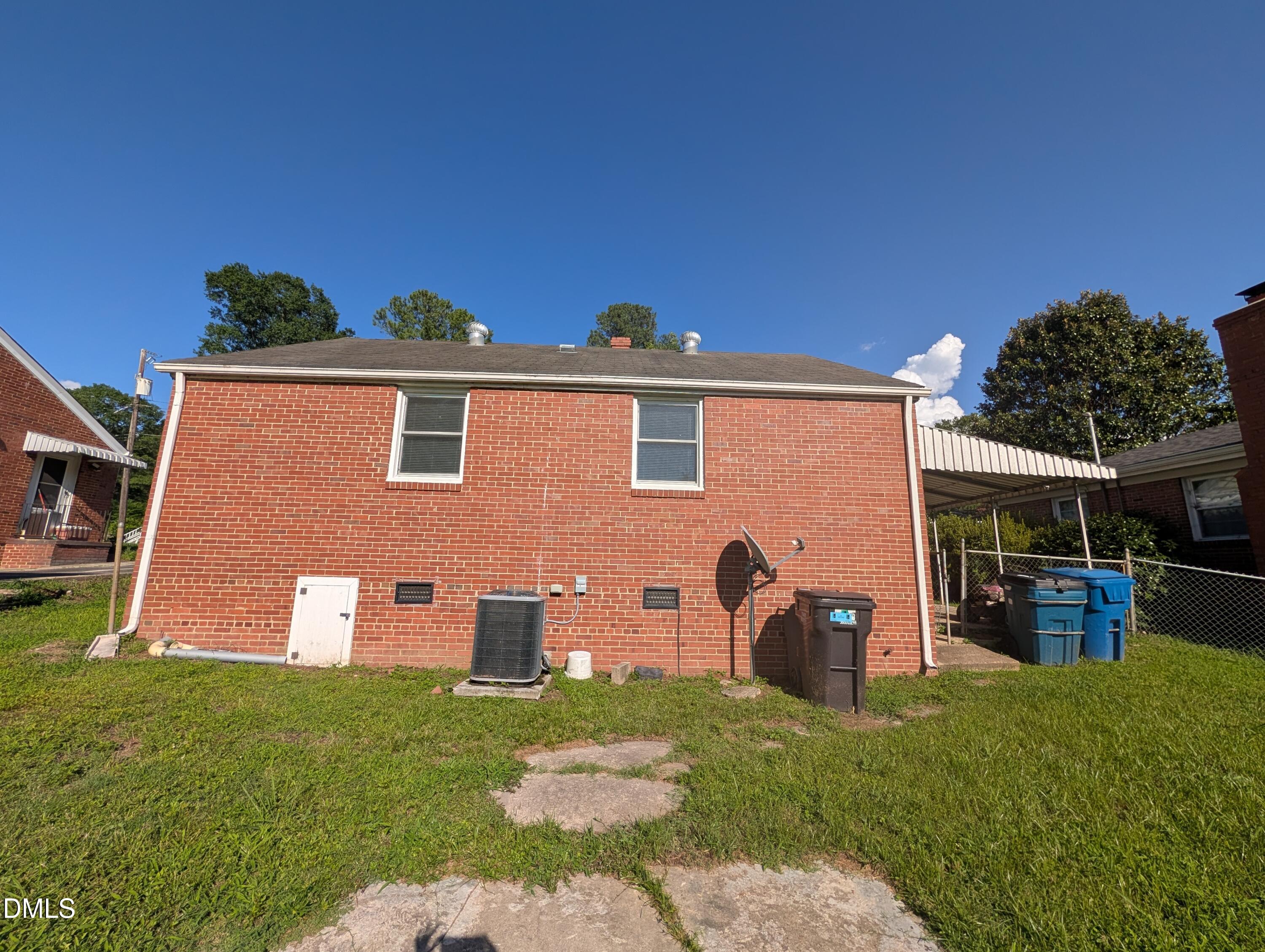 2412 Dallas Street Property Photo 9