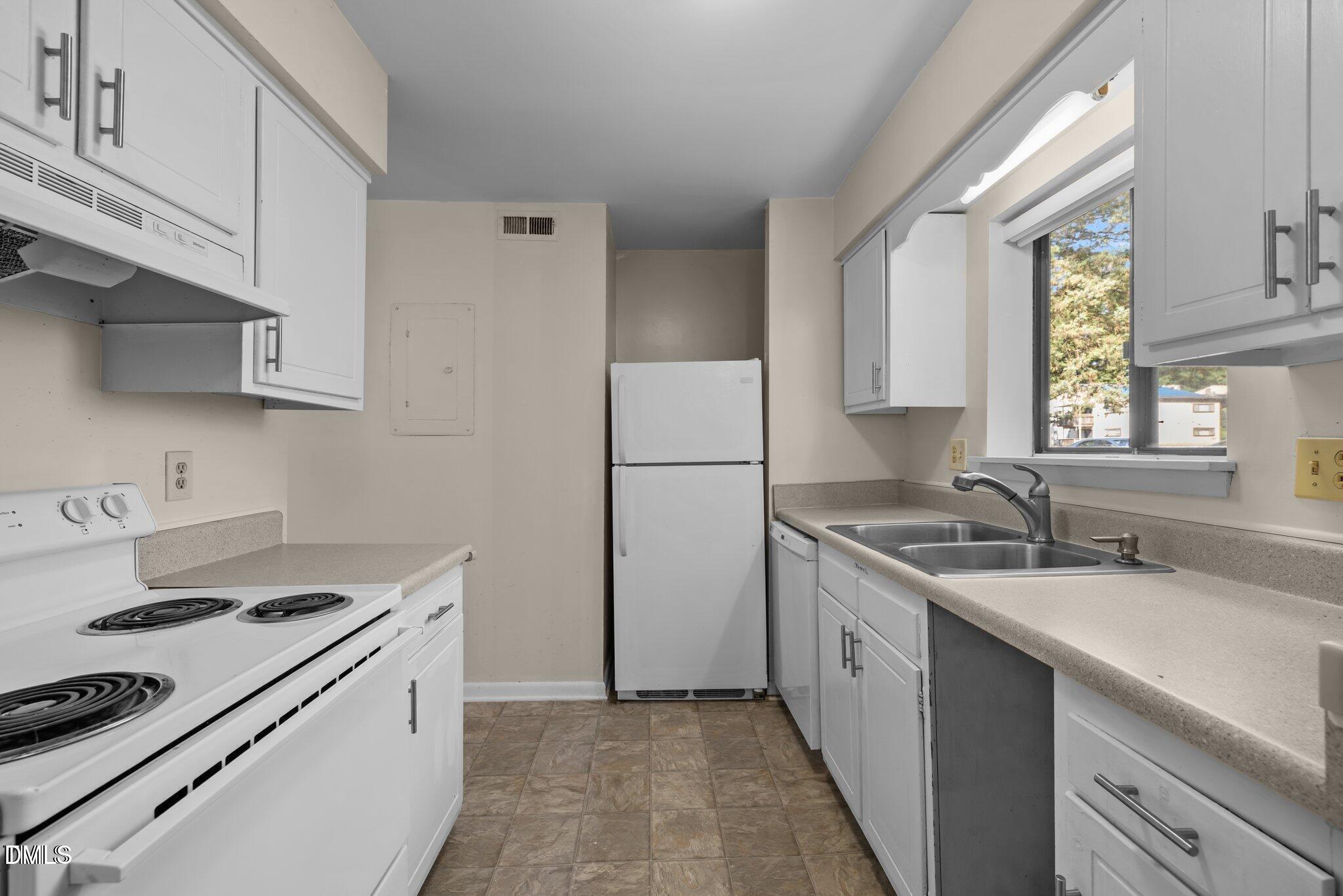 667 Pine Ridge Place Property Photo 4