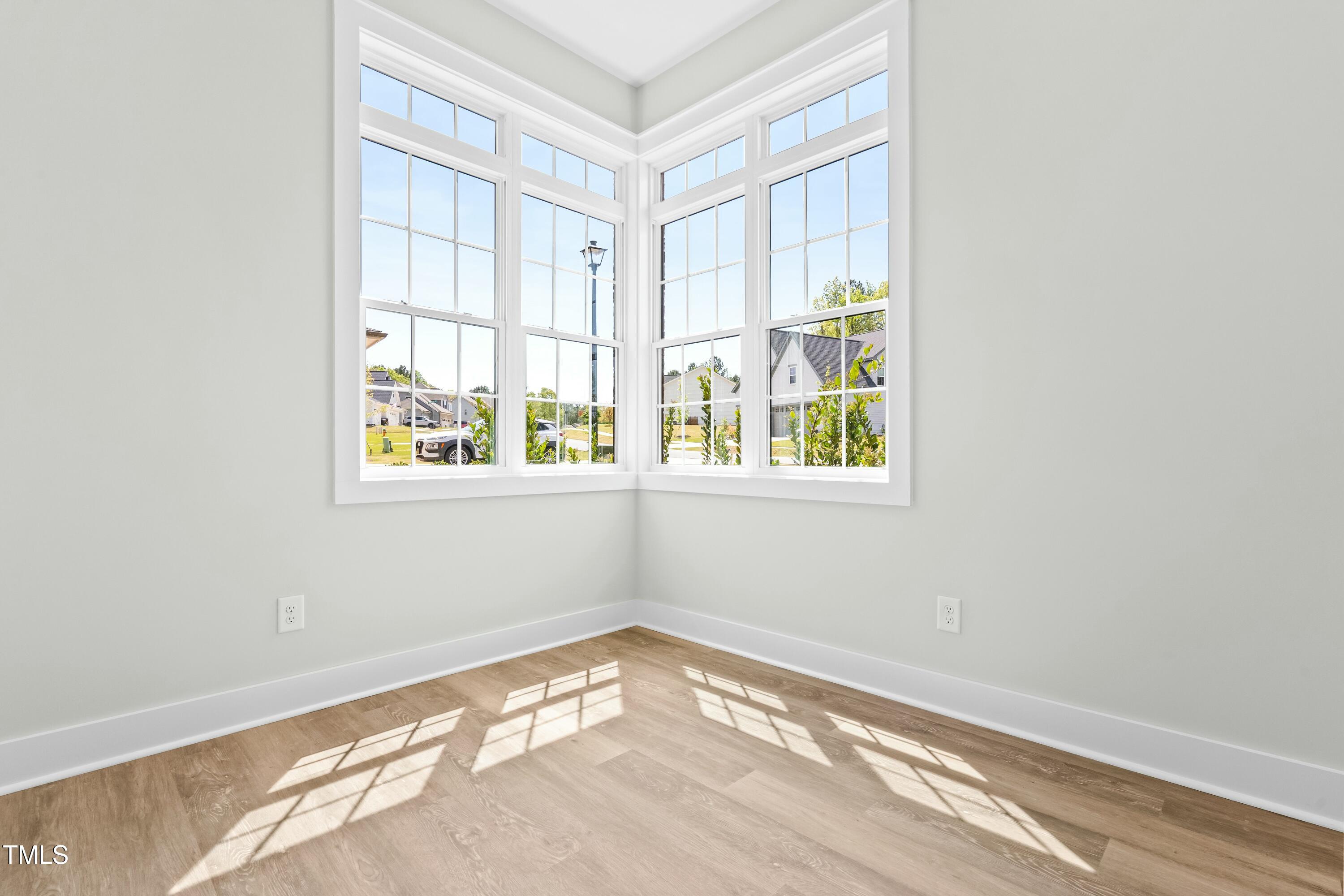 230 Sutherland Drive Property Photo 11