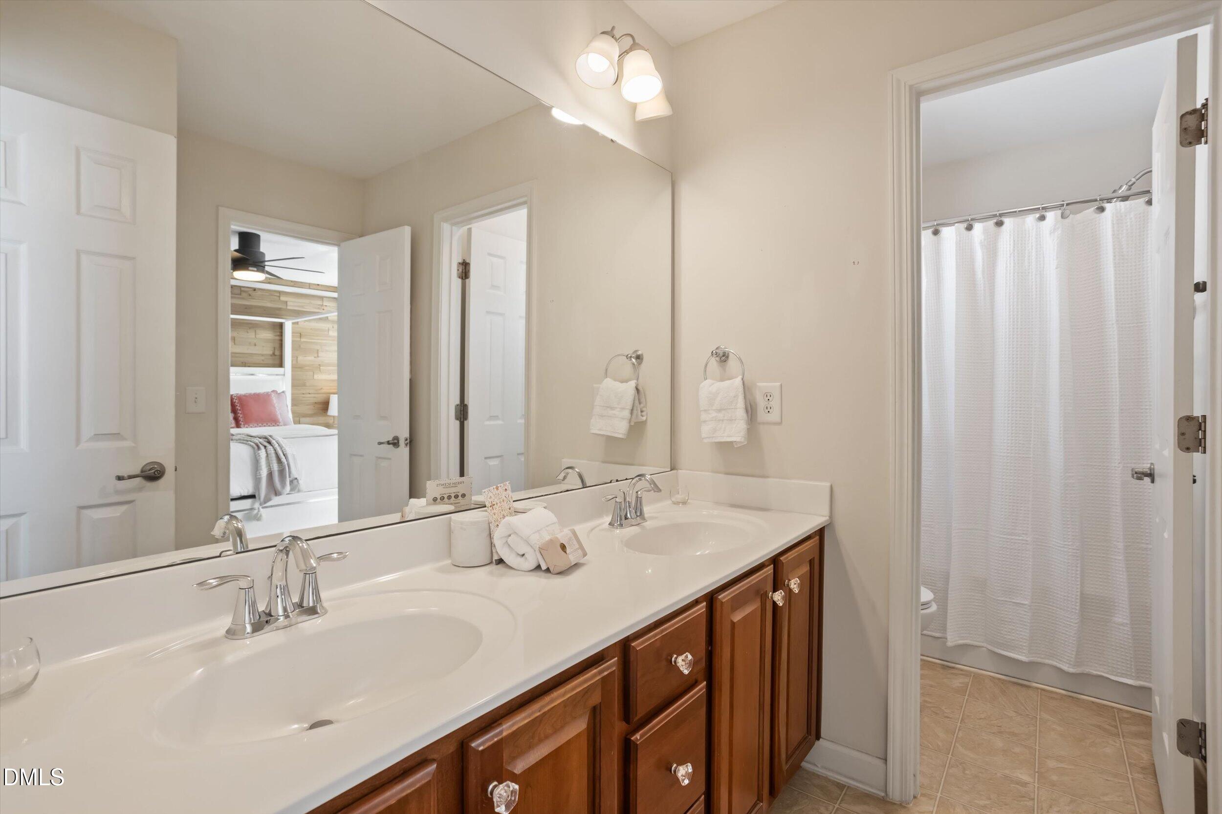 1321 Lagerfeld Way Property Photo 24