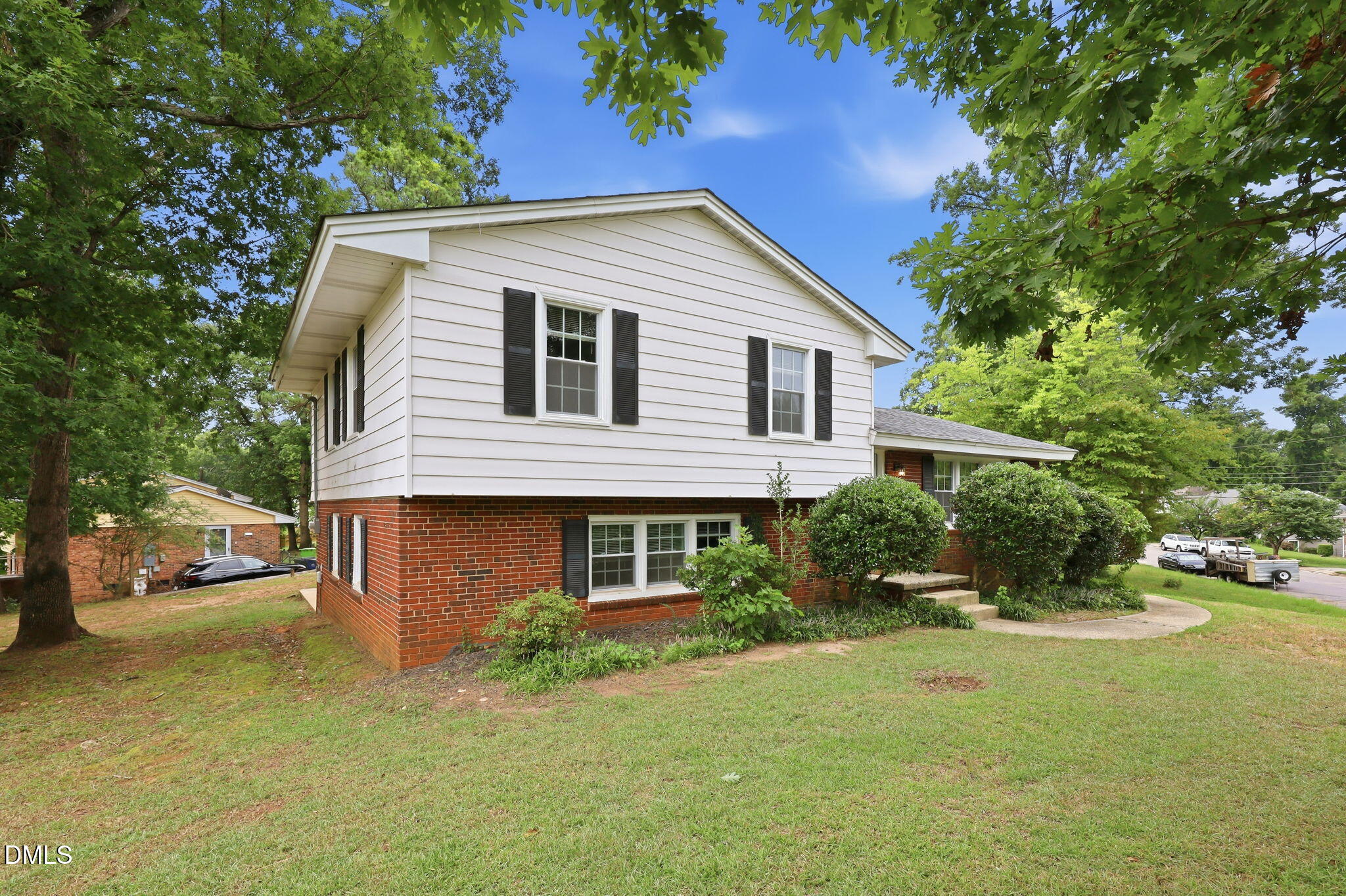 1536 N King Charles Road Property Photo 2