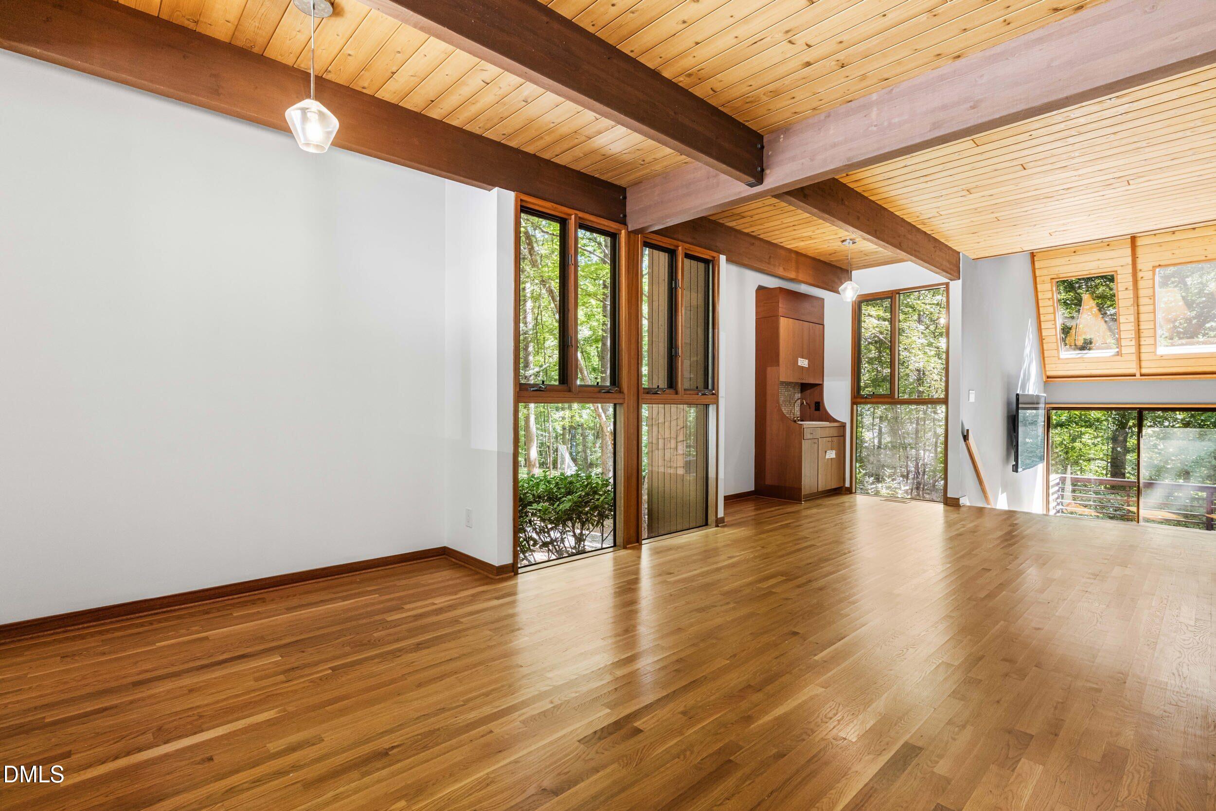 10429 Leslie Drive Property Photo 8
