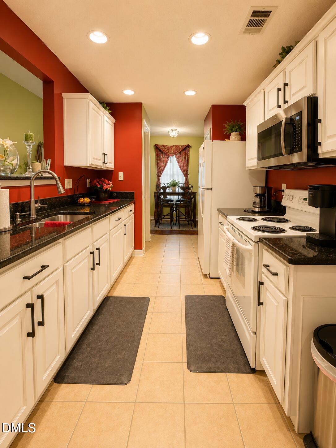 8129 Wesley Farm Drive Property Photo 5