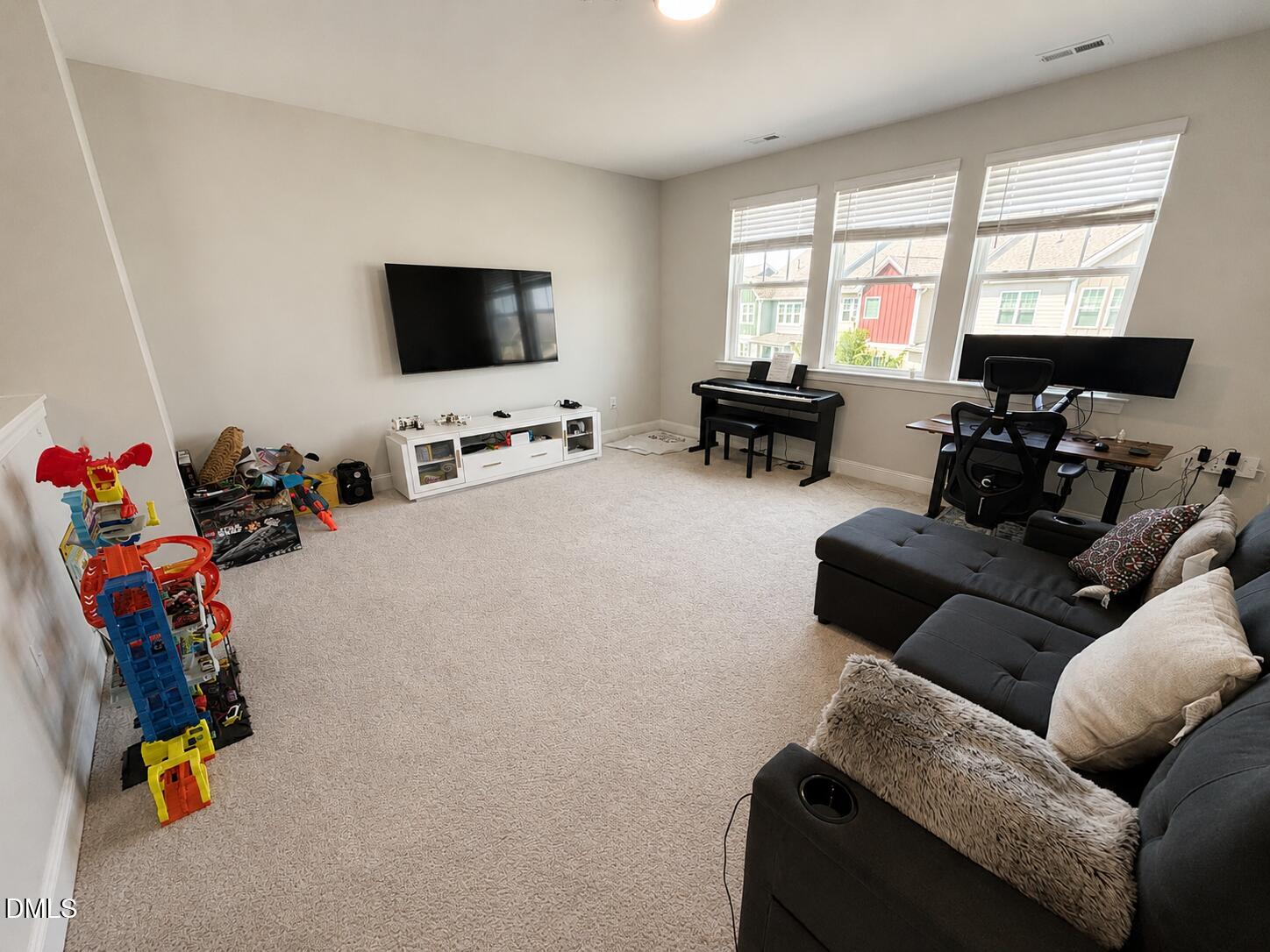 118 Faxton Way Property Photo 7