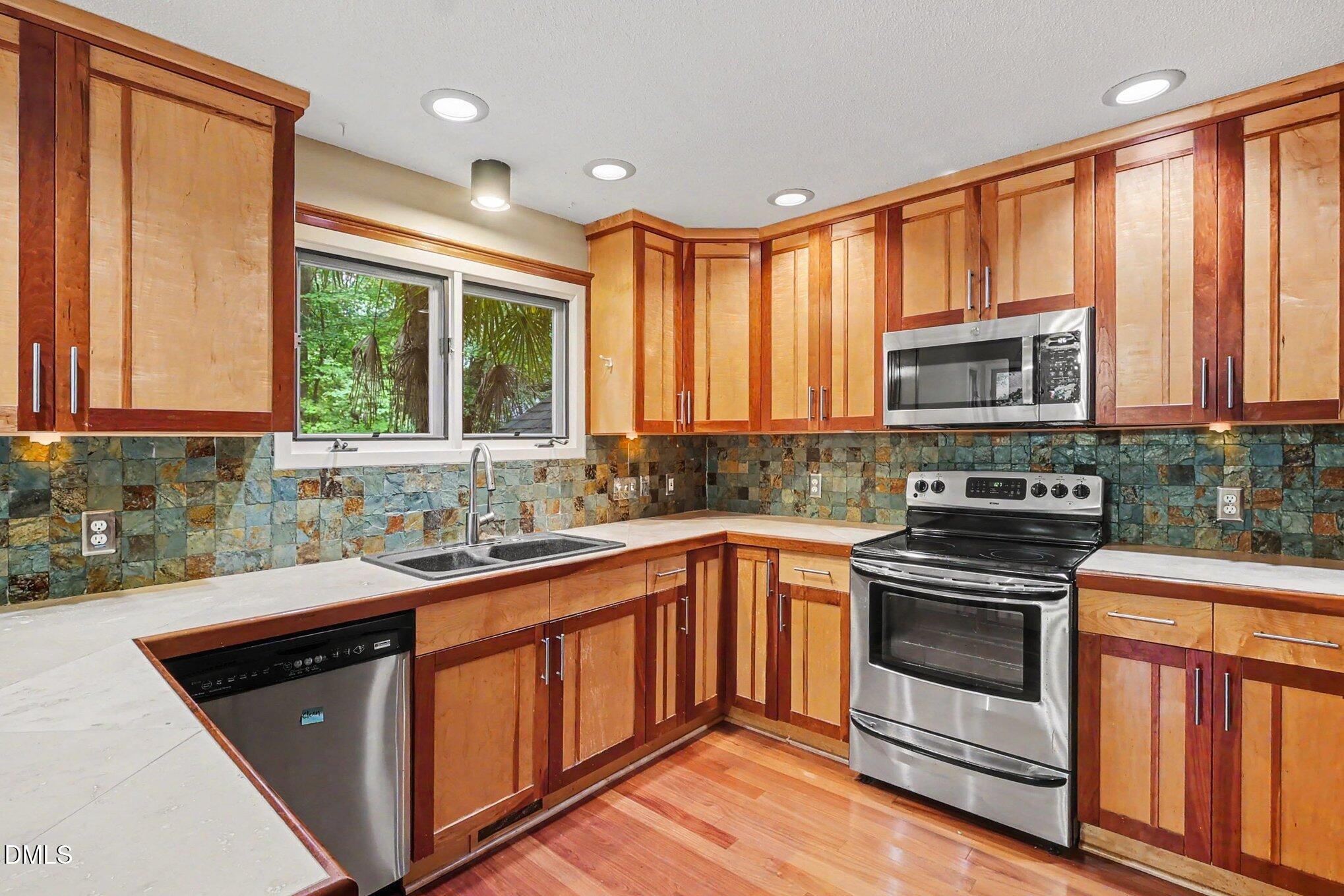 814 Lake Forest Drive Property Photo 12