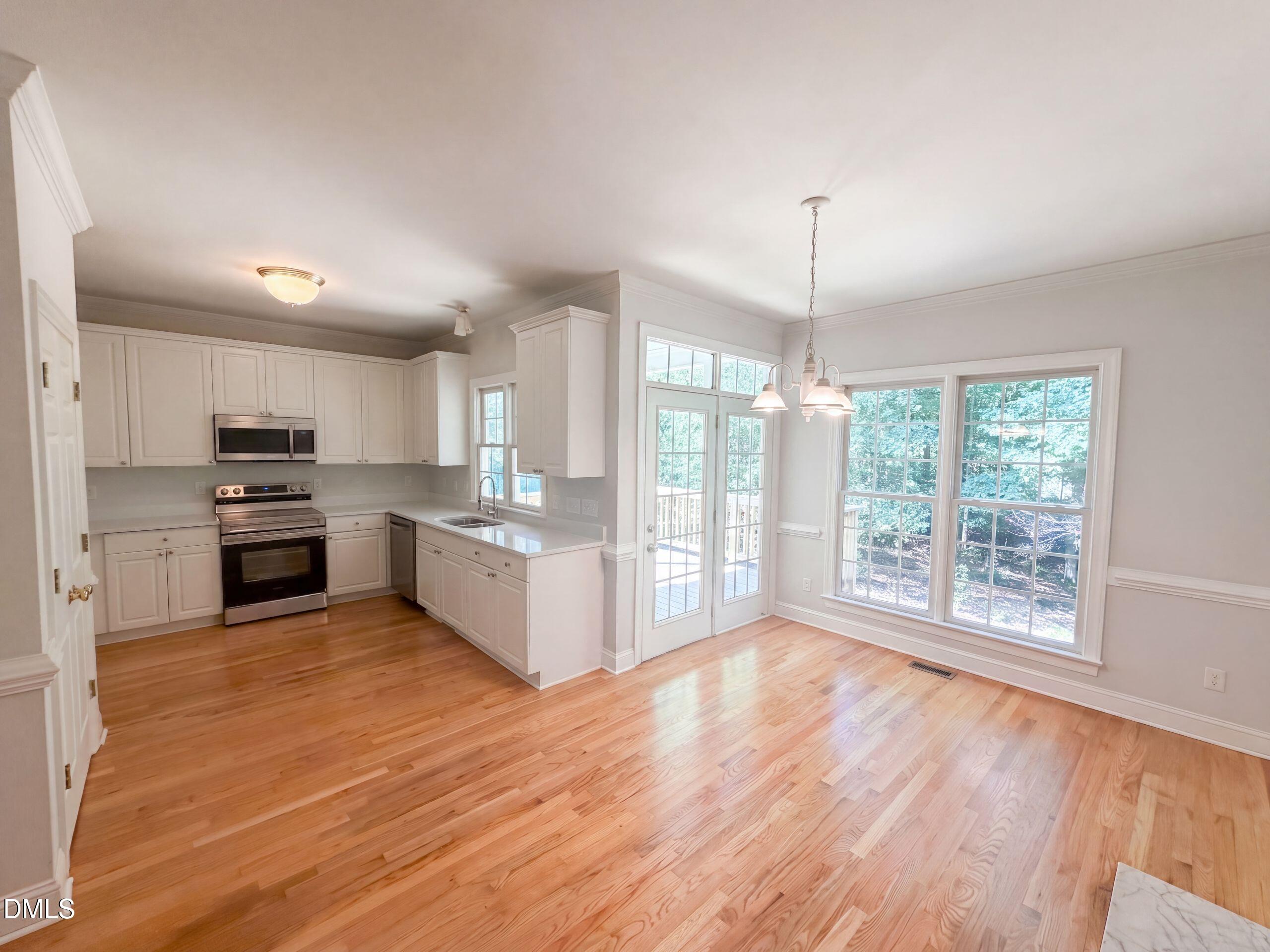 2916 Woodslope Drive Property Photo 2