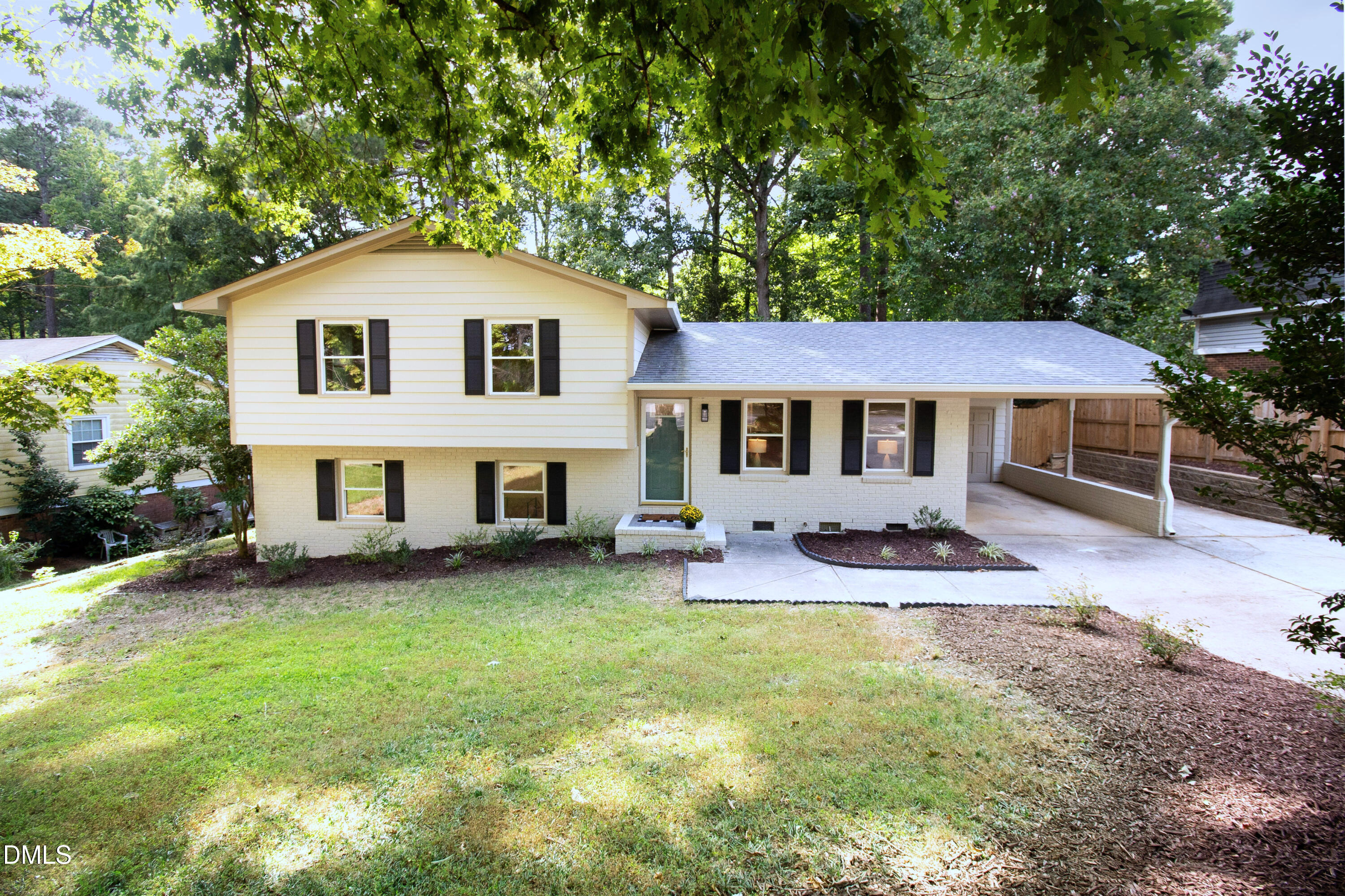 906 Griffis Street Property Photo 1