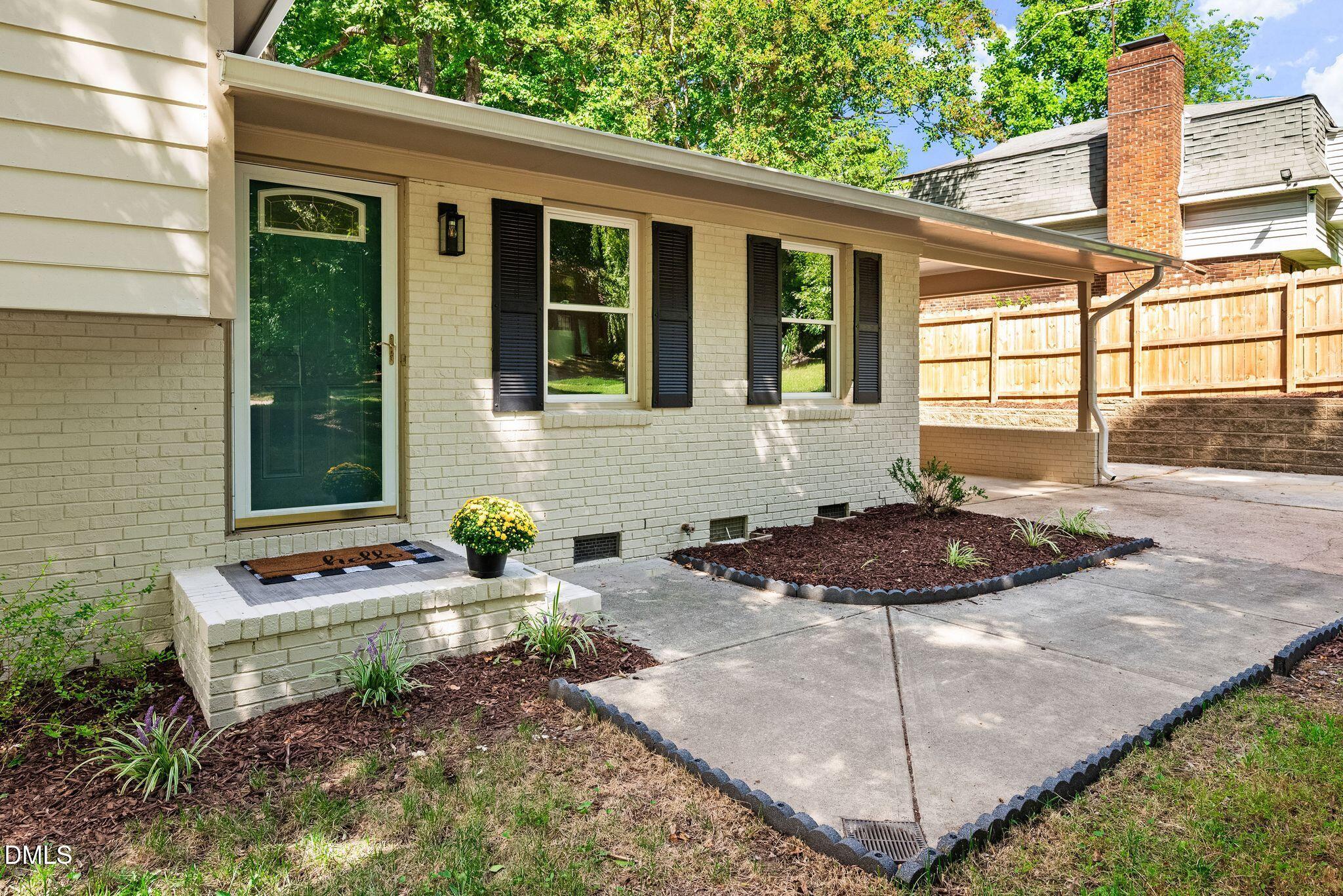 906 Griffis Street Property Photo 3