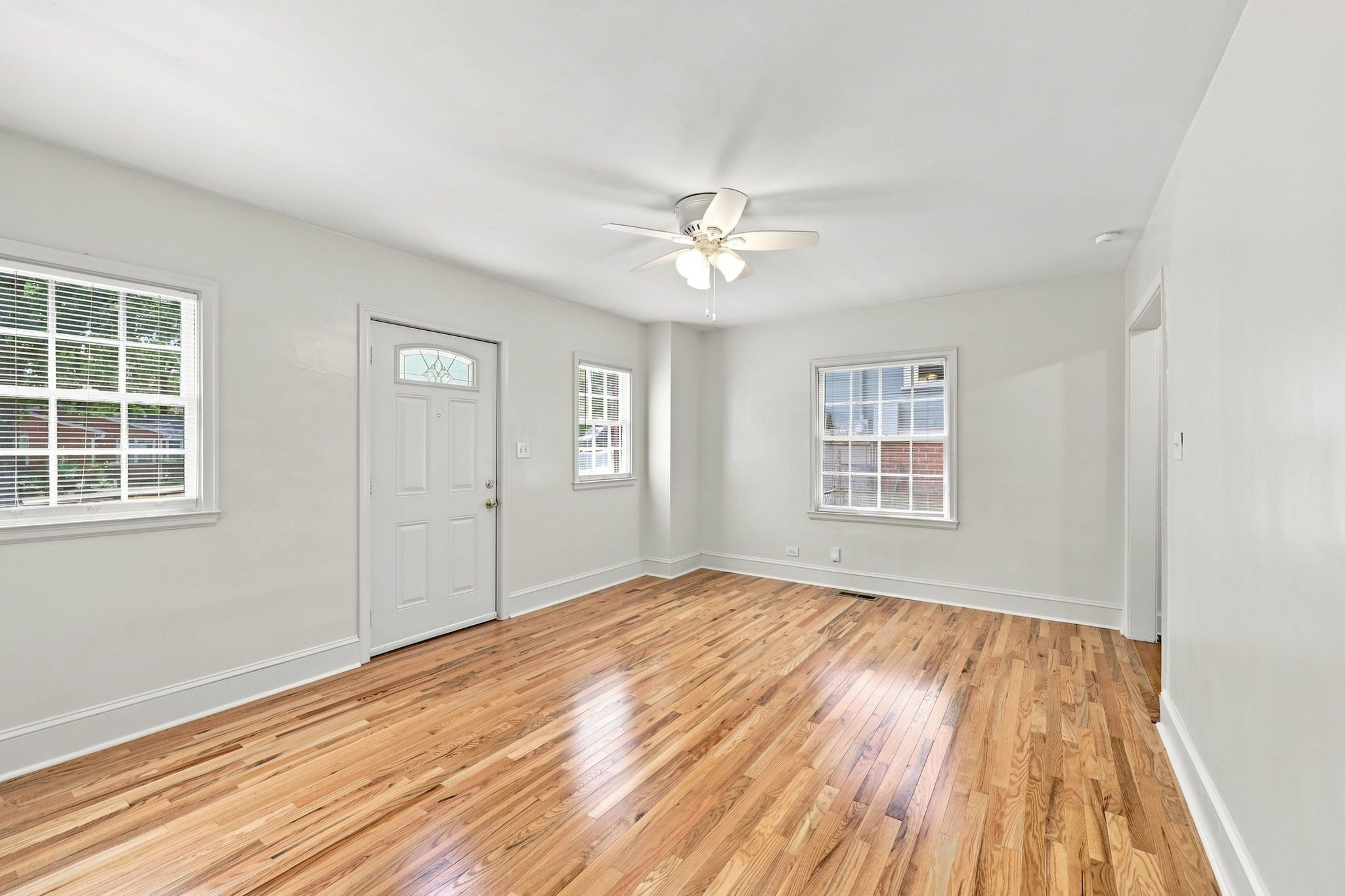 812 W Markham Avenue Property Photo 6