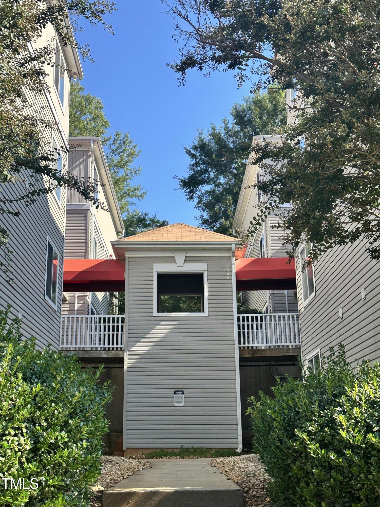 1221 University Court 304 Property Photo 4