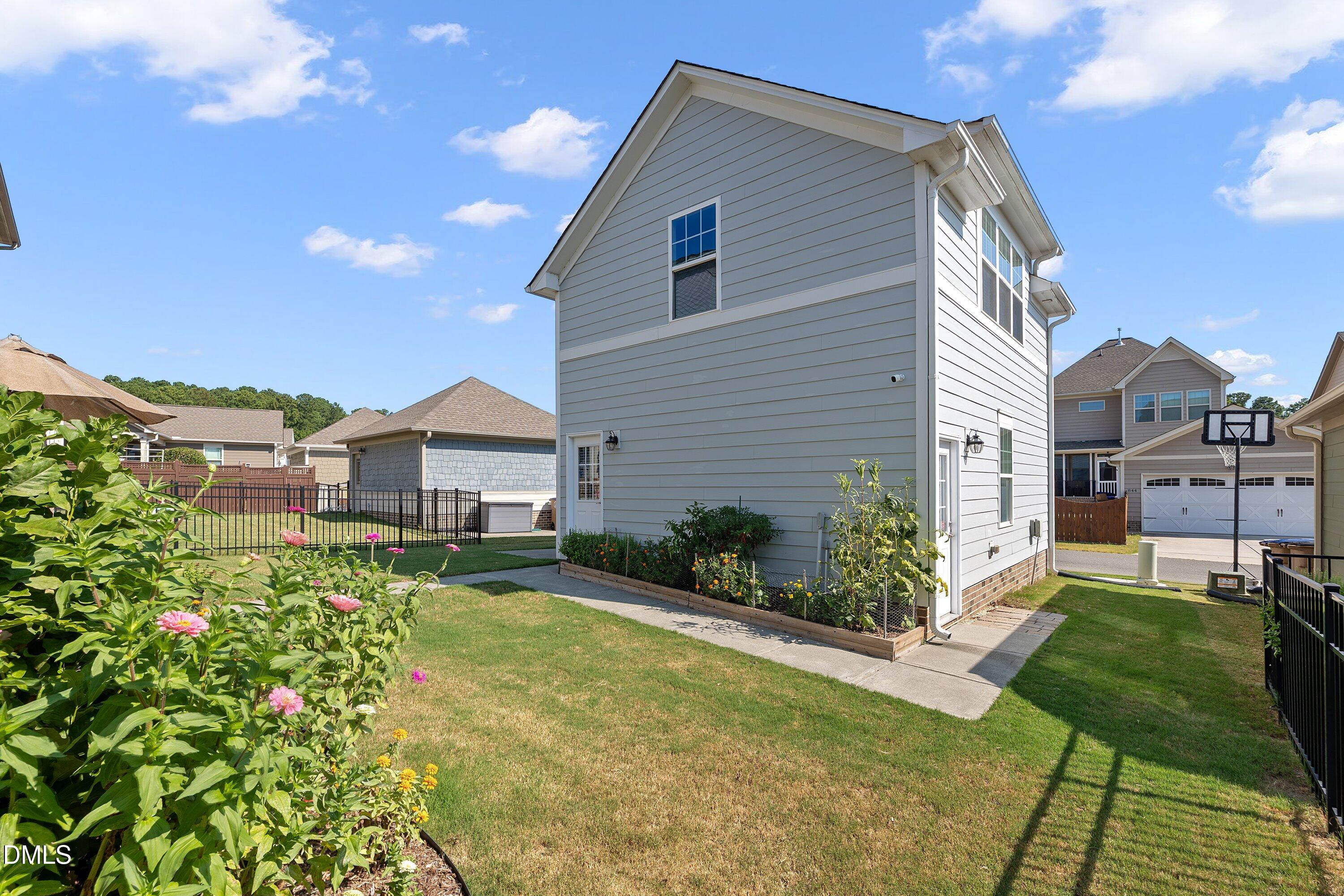 1005 Woodland Grove Way Property Photo 3
