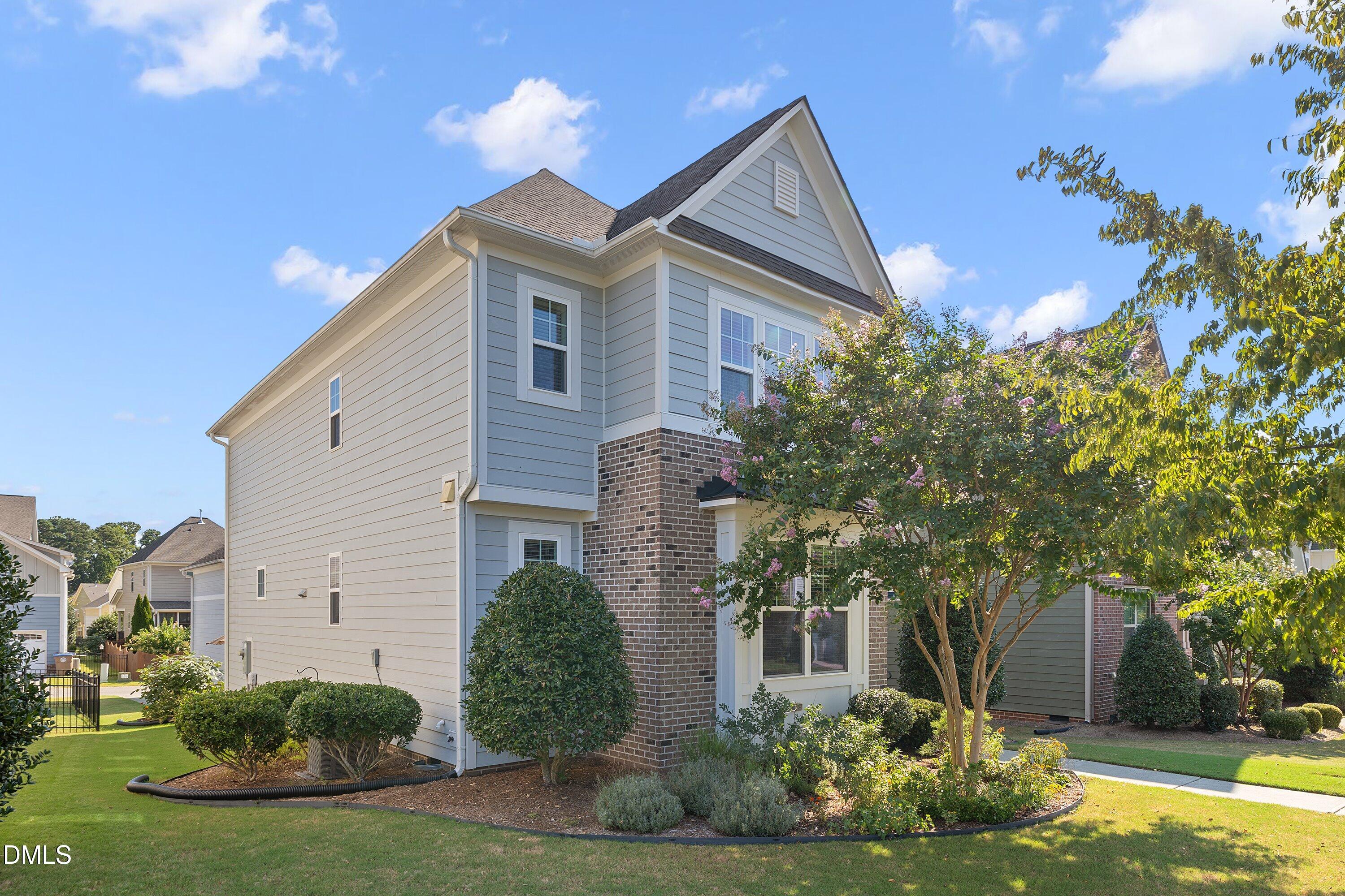 1005 Woodland Grove Way Property Photo 4
