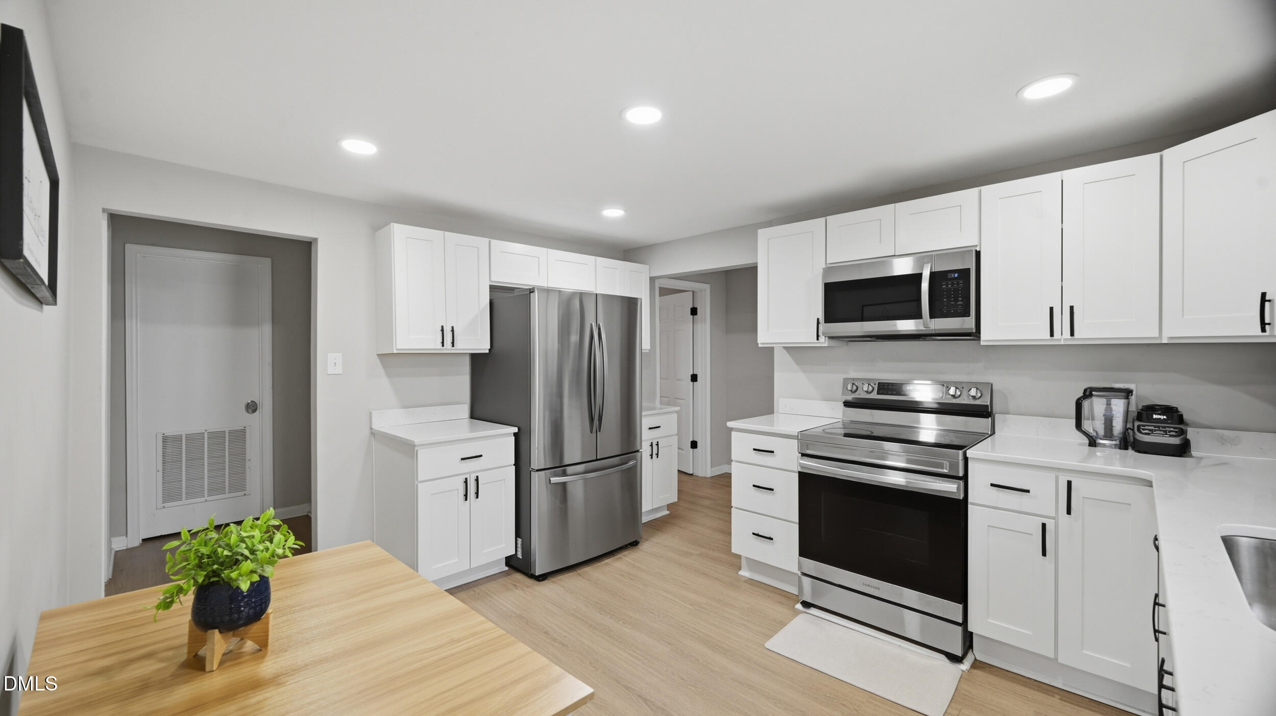 1208 Drew Street Property Photo 12