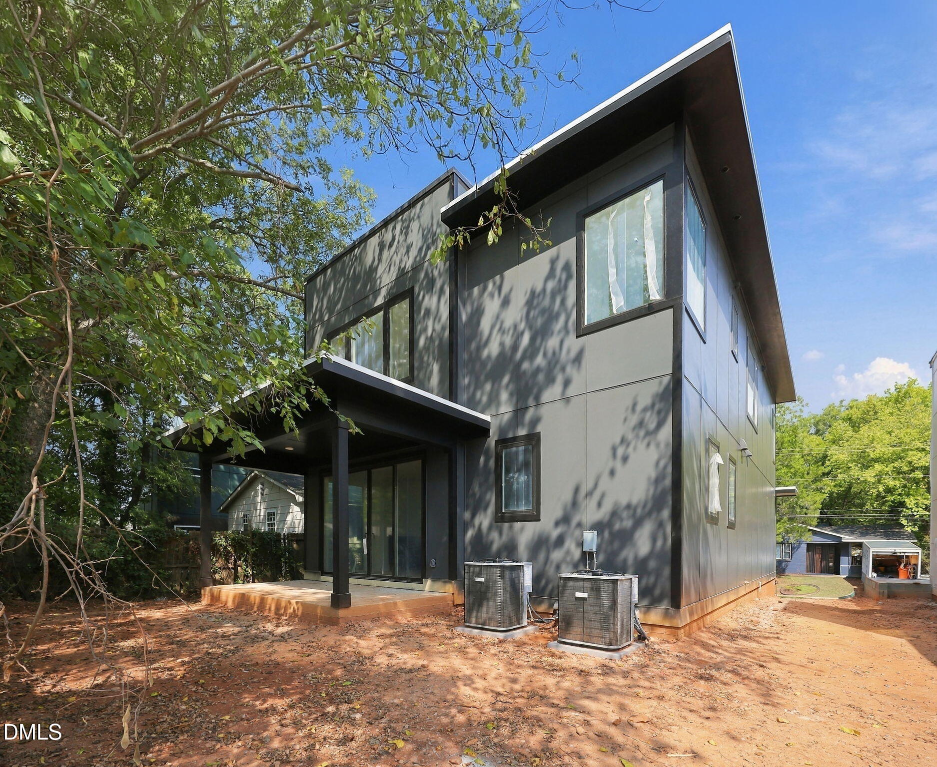 814 E Davie Street Property Photo 3