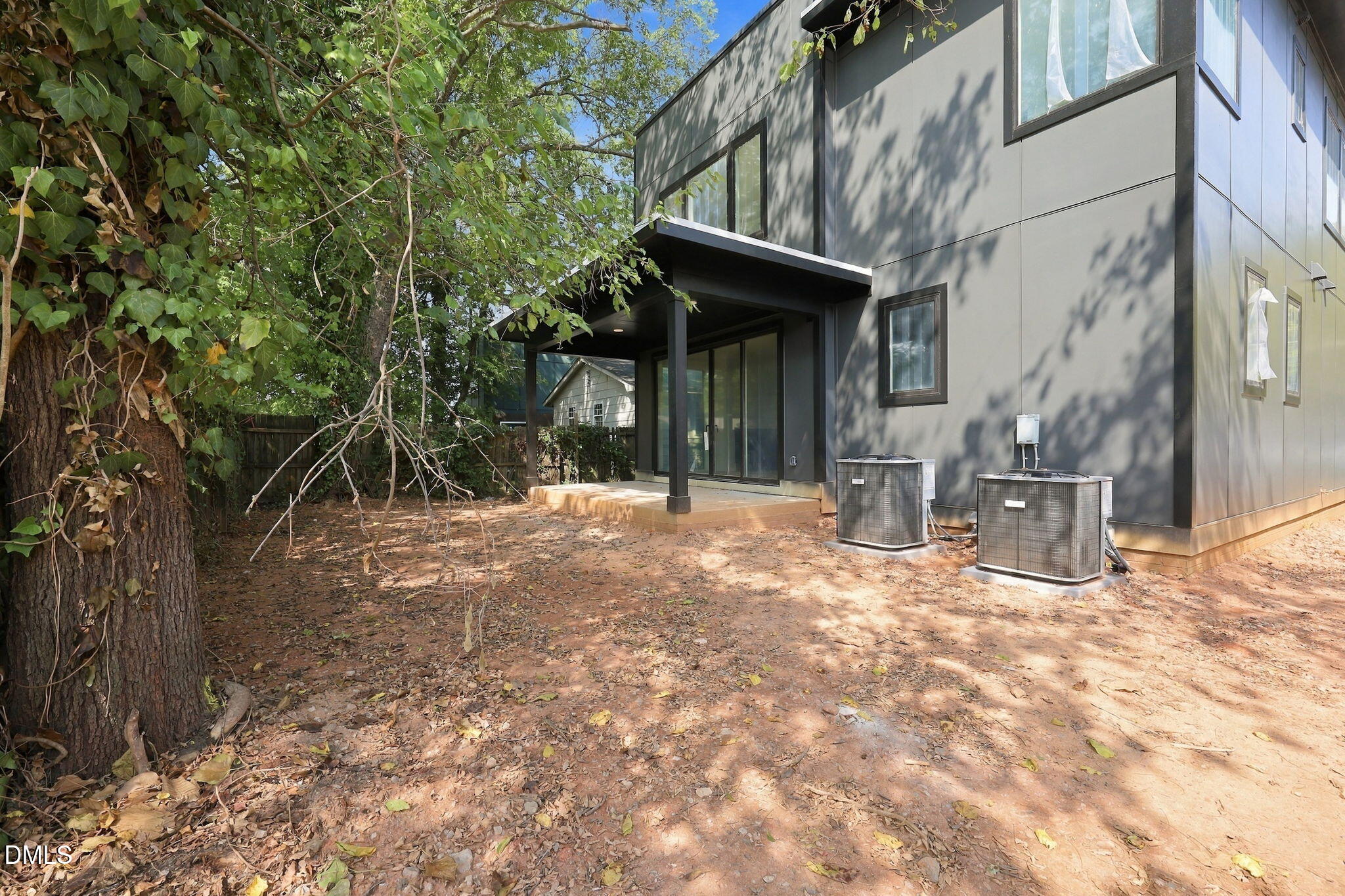 814 E Davie Street Property Photo 4