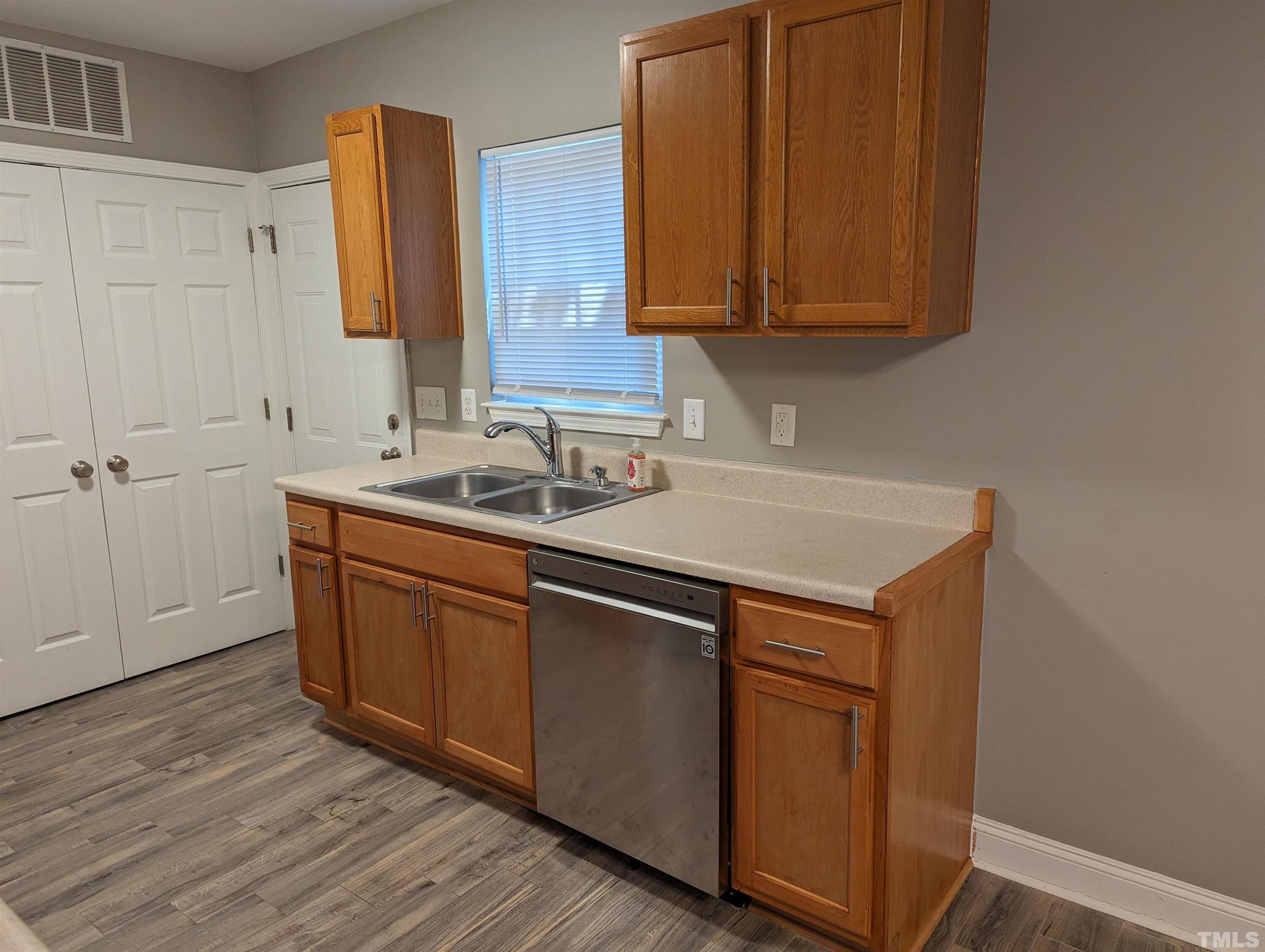 608 N Maple Street Property Photo 5