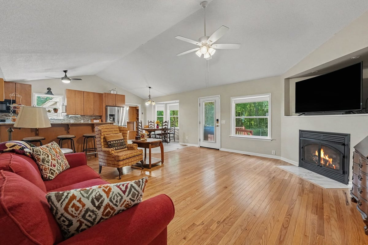 1145 Forest Glen Drive Property Photo 6