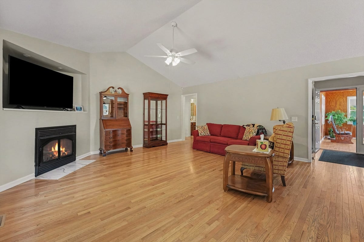 1145 Forest Glen Drive Property Photo 7