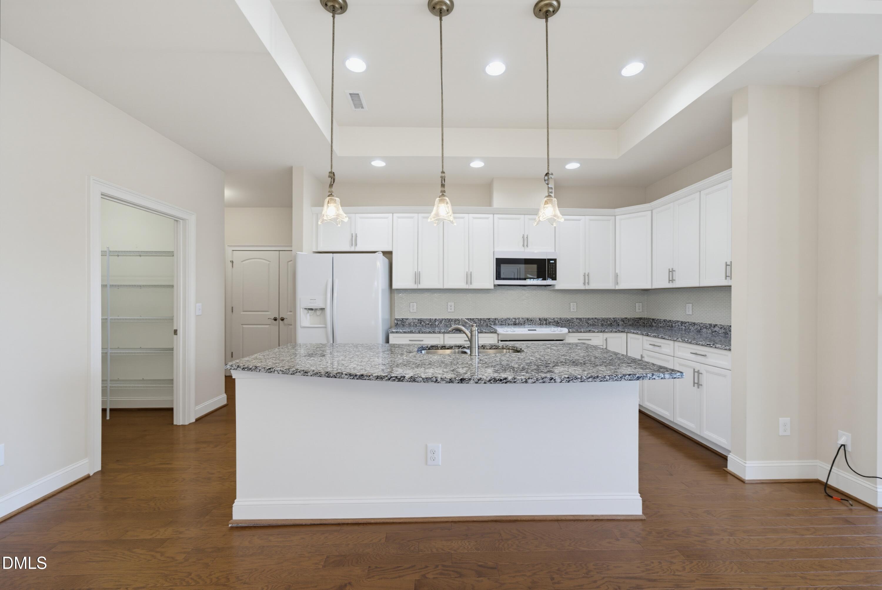 820 Blue Bird Lane Property Photo 3