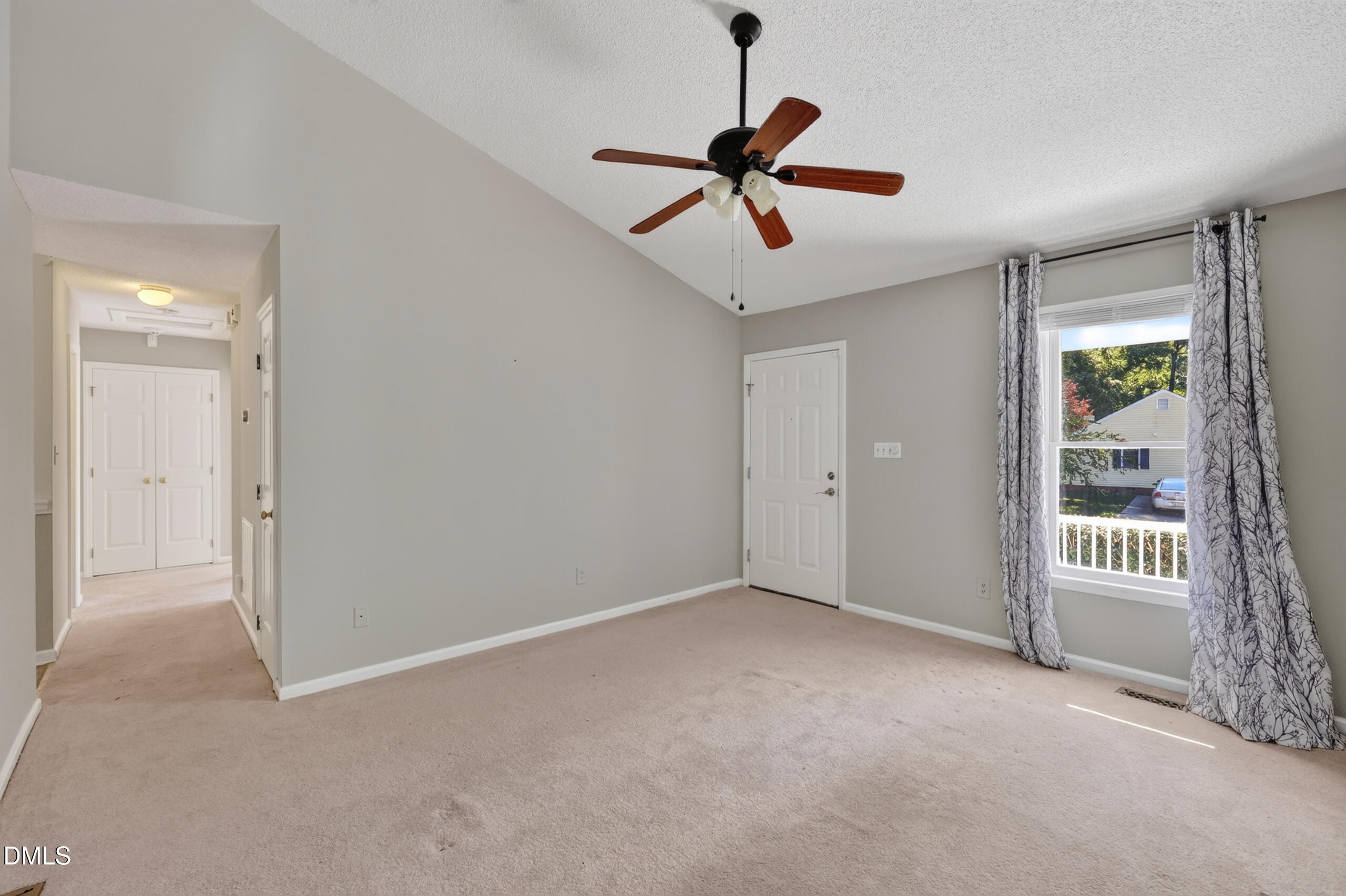 208 Crosspine Drive Property Photo 7