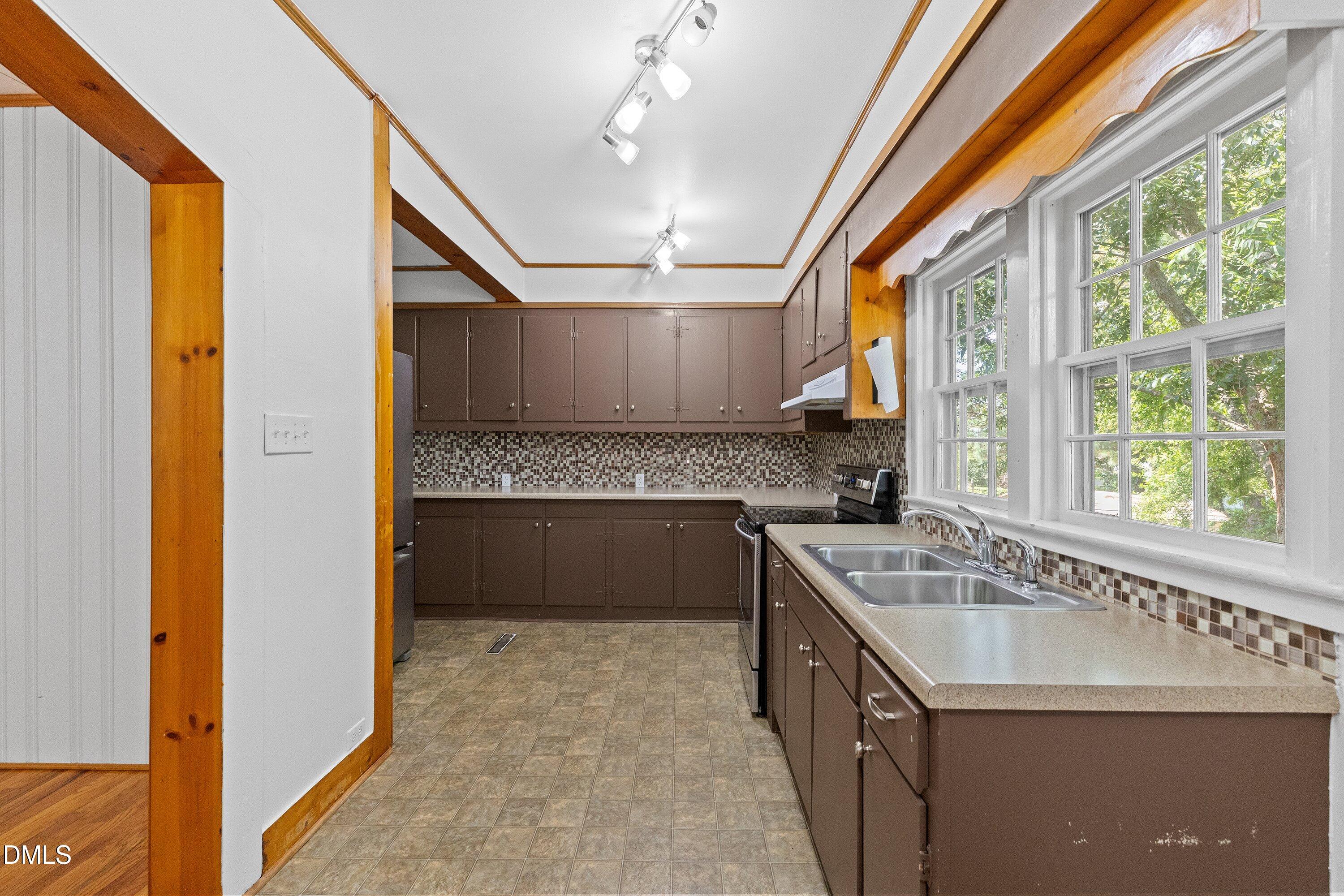 302 W E Street Property Photo 24