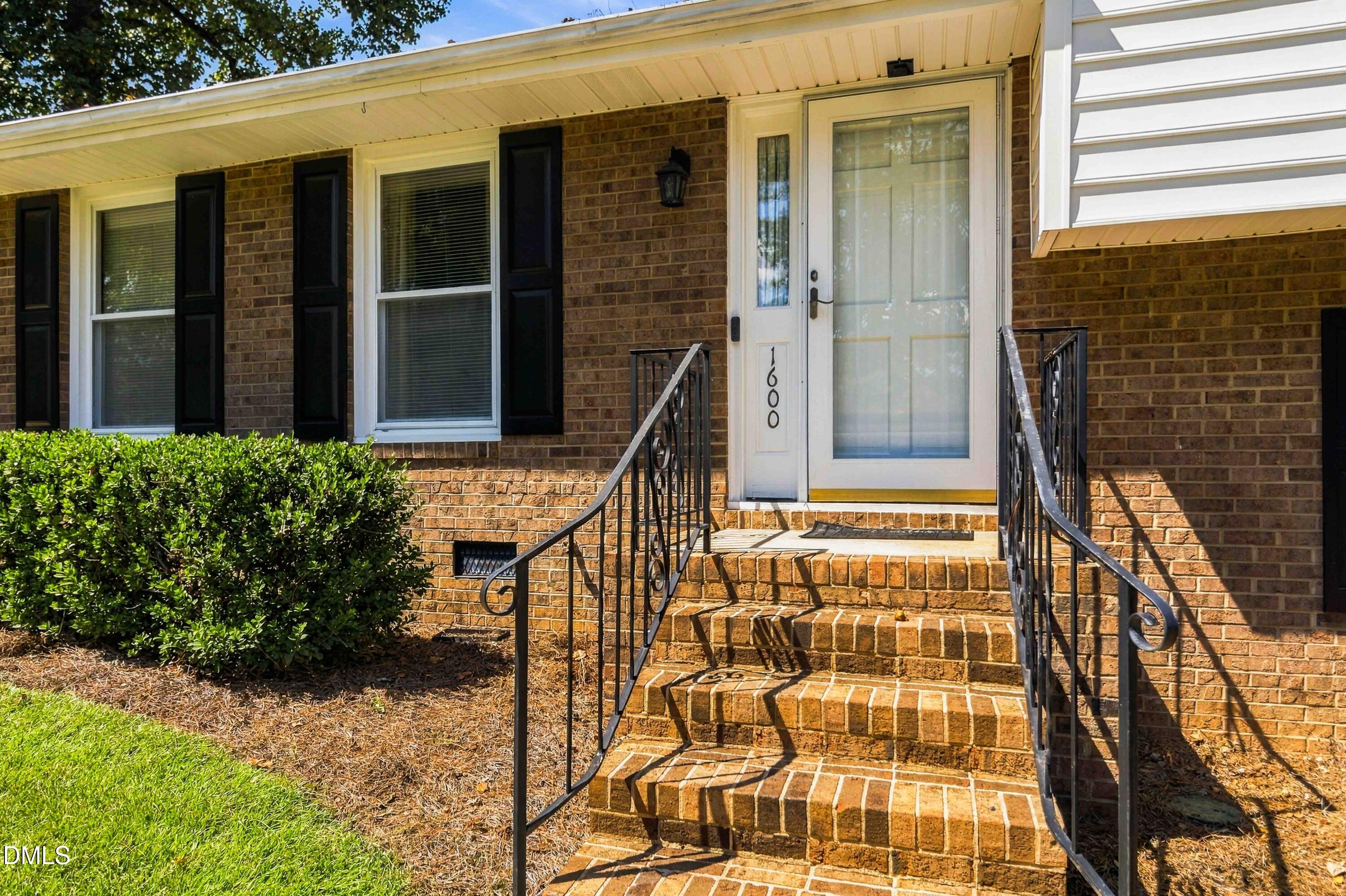 1600 Edgebrook Drive Property Photo 3
