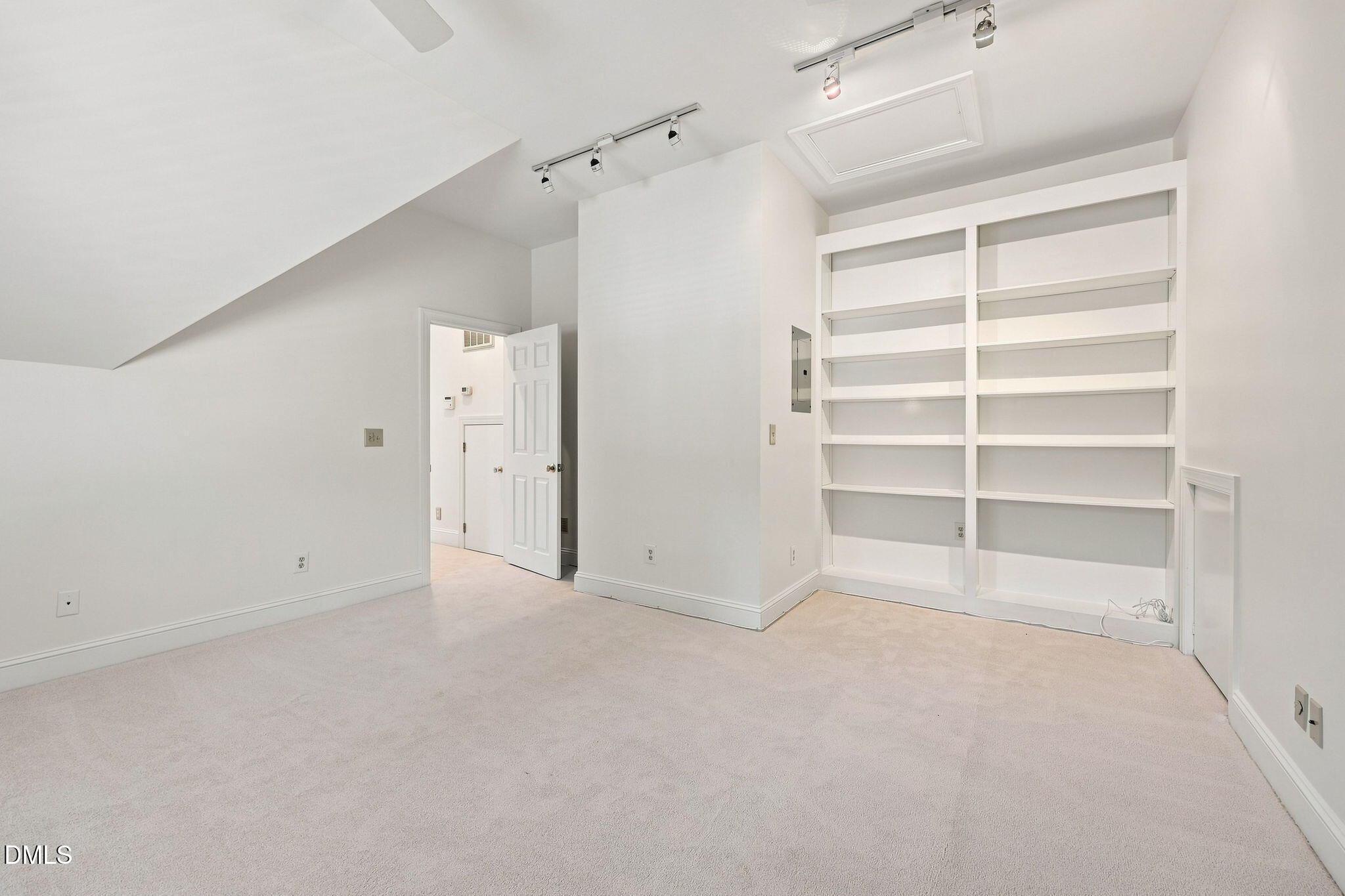 2721 Van Dyke Avenue Property Photo 44
