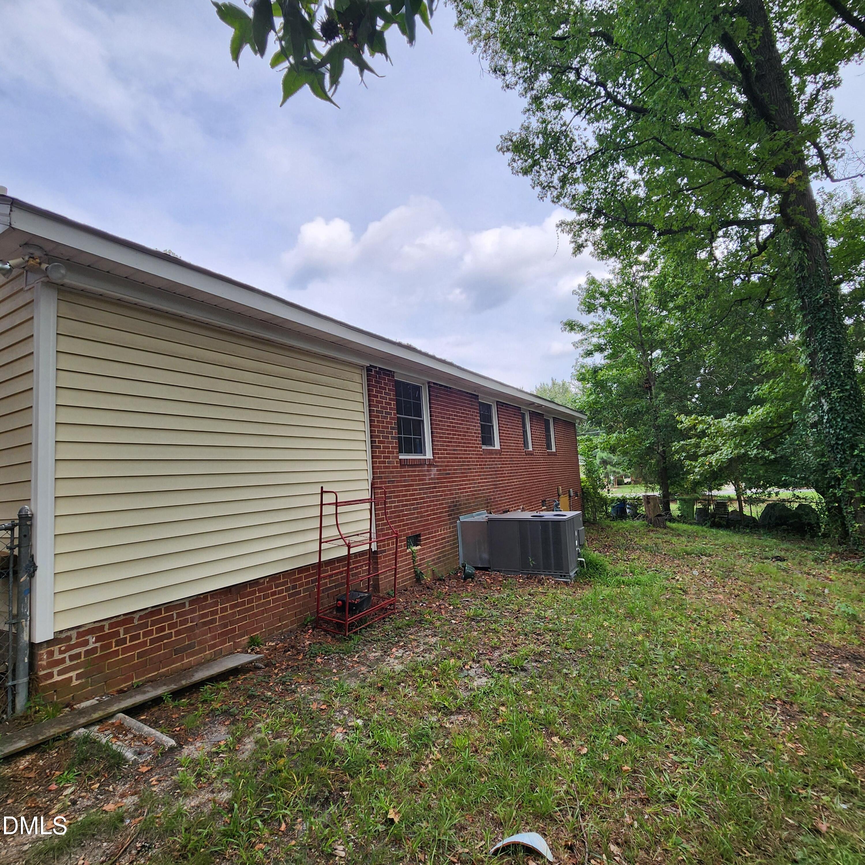 1208 Thames Court Property Photo 3