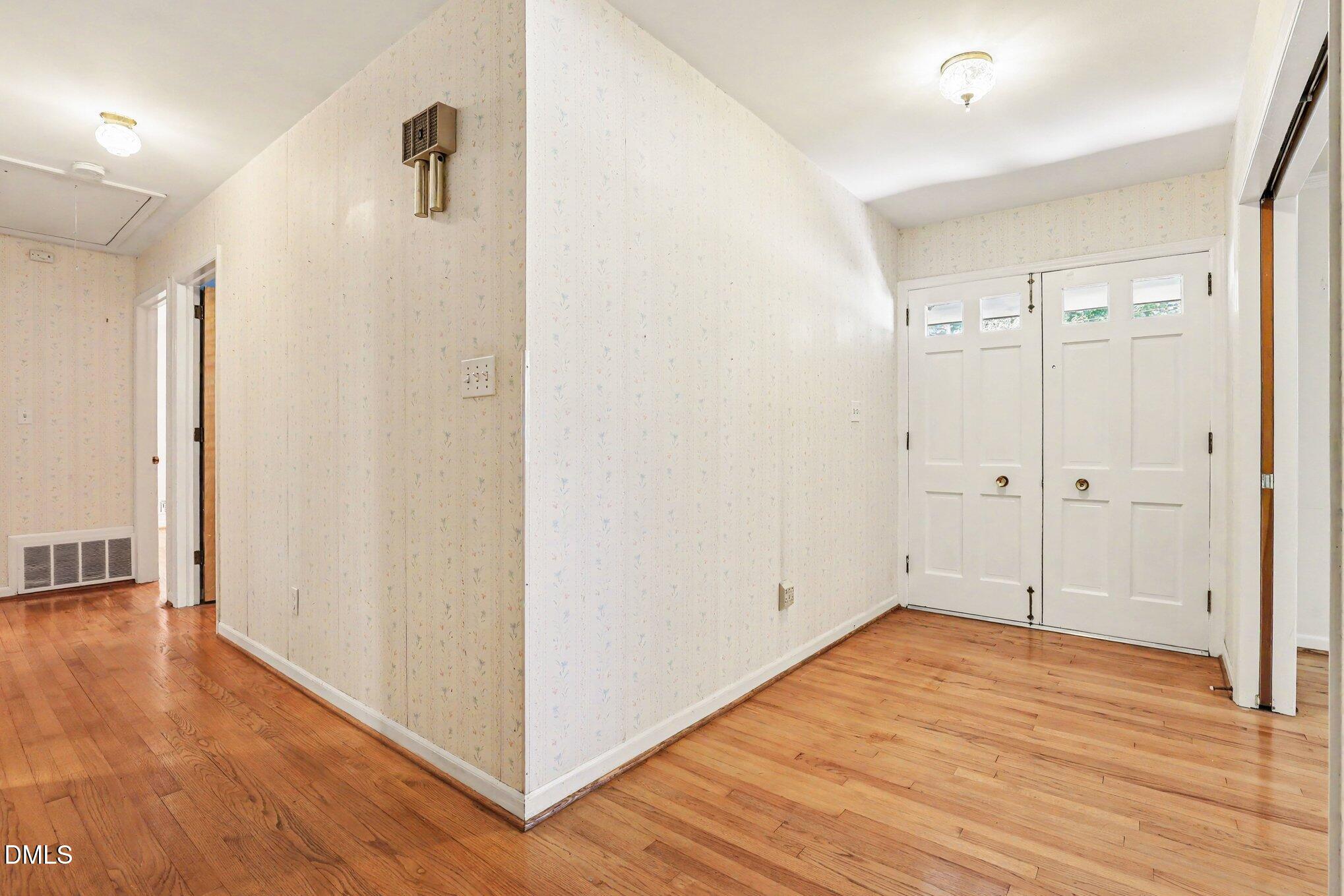 1025 Warren Avenue Property Photo 4