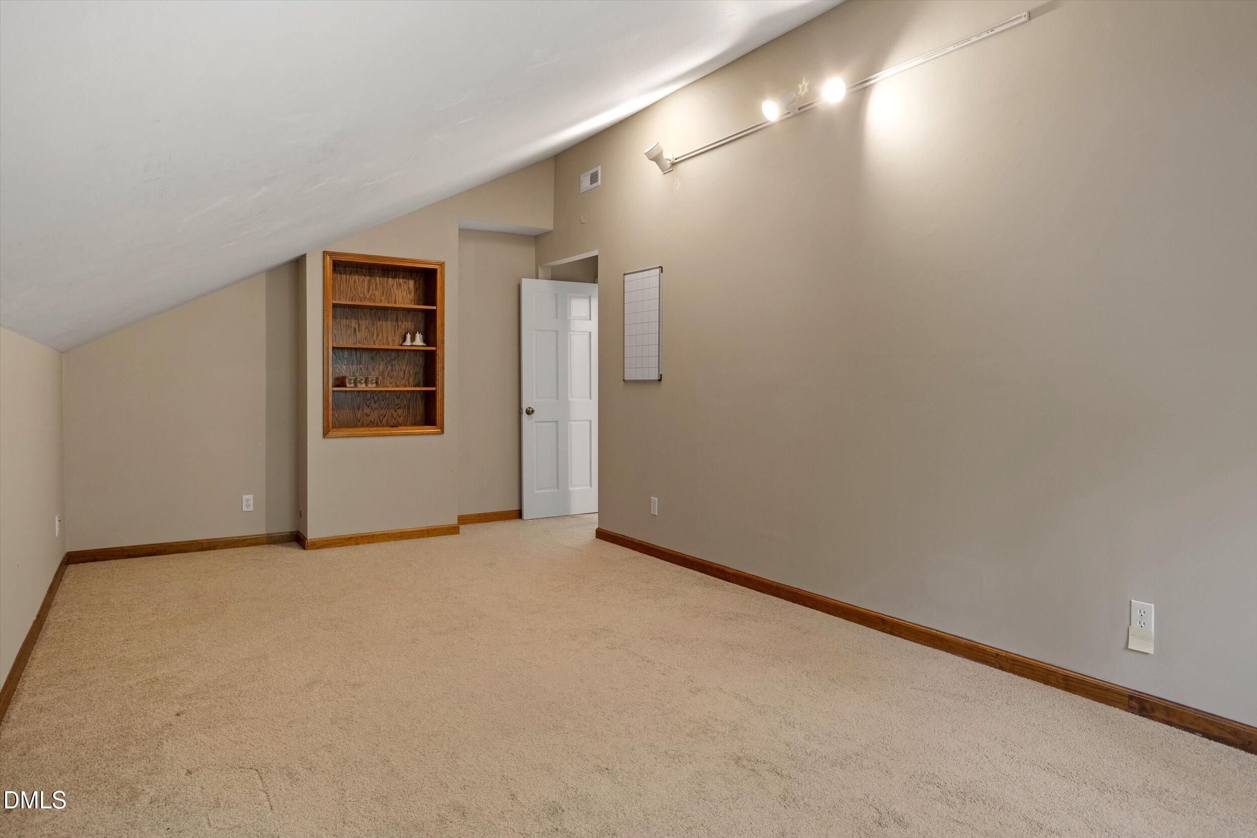 1040 Rolling Knoll Road Property Photo 32