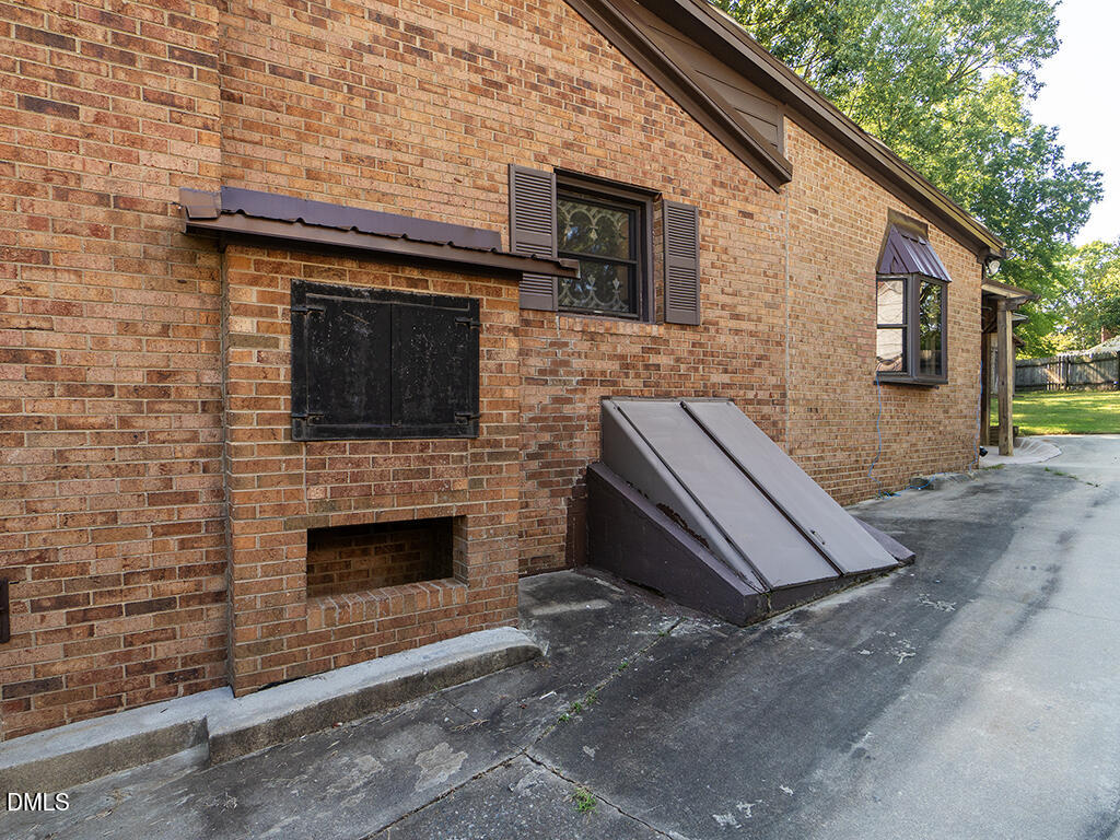 933 Graham Street Property Photo 33