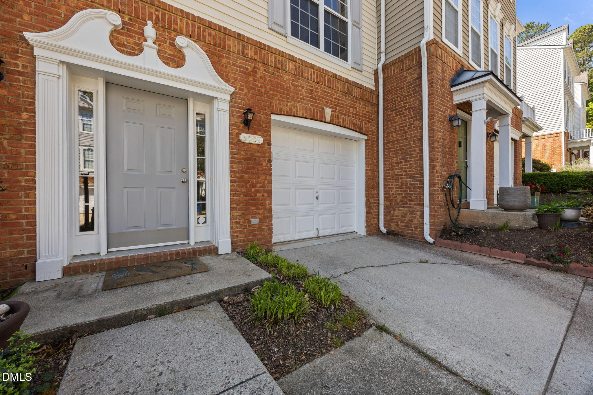 5537 Red Robin Road Property Photo 3