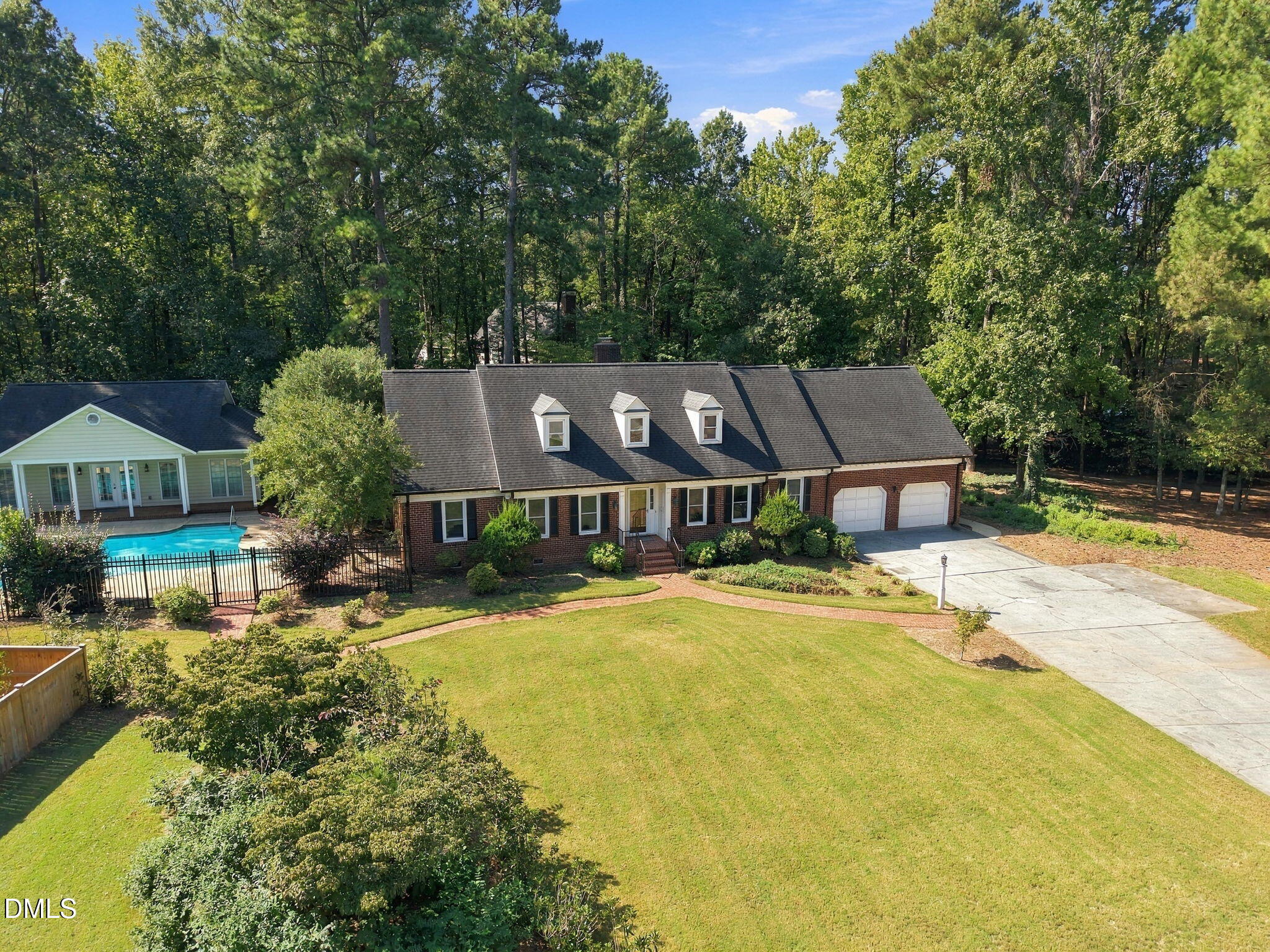 115 Meadowglades Lane Property Photo 2