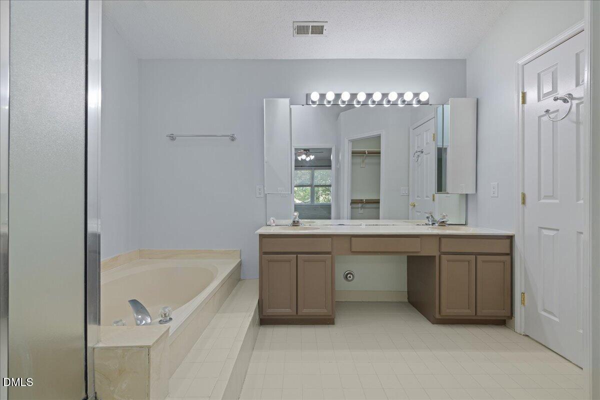 1103 Silvershire Way Property Photo 14
