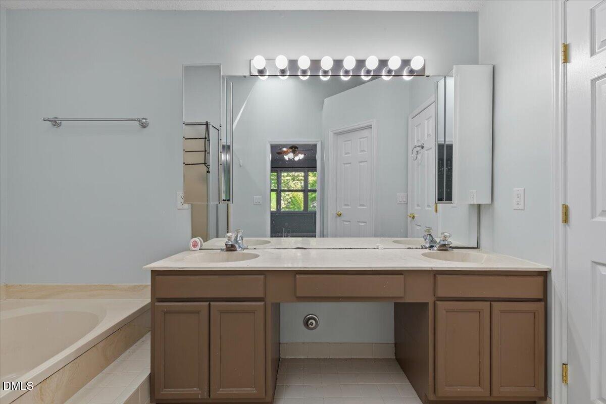1103 Silvershire Way Property Photo 31