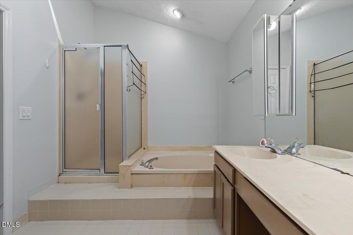 1103 Silvershire Way Property Photo 32