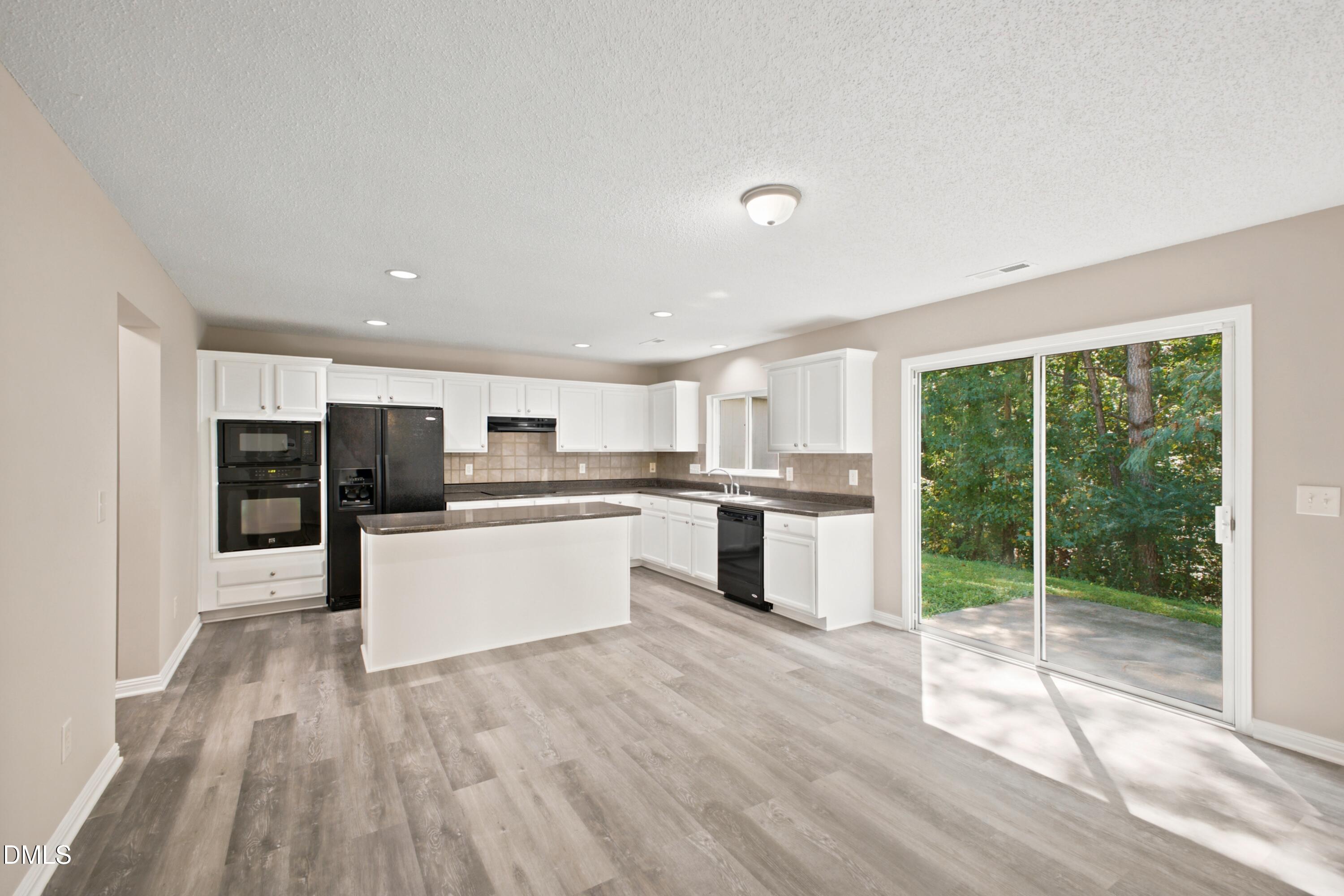 6 Spicewood Court Property Photo 4