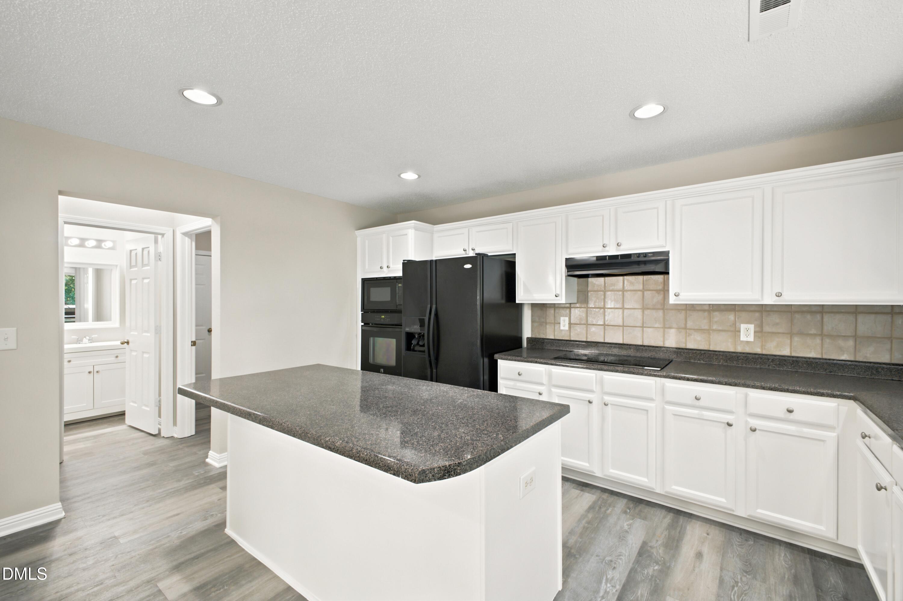 6 Spicewood Court Property Photo 5