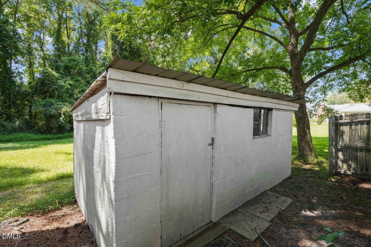 305 E 1st Street Property Photo 16