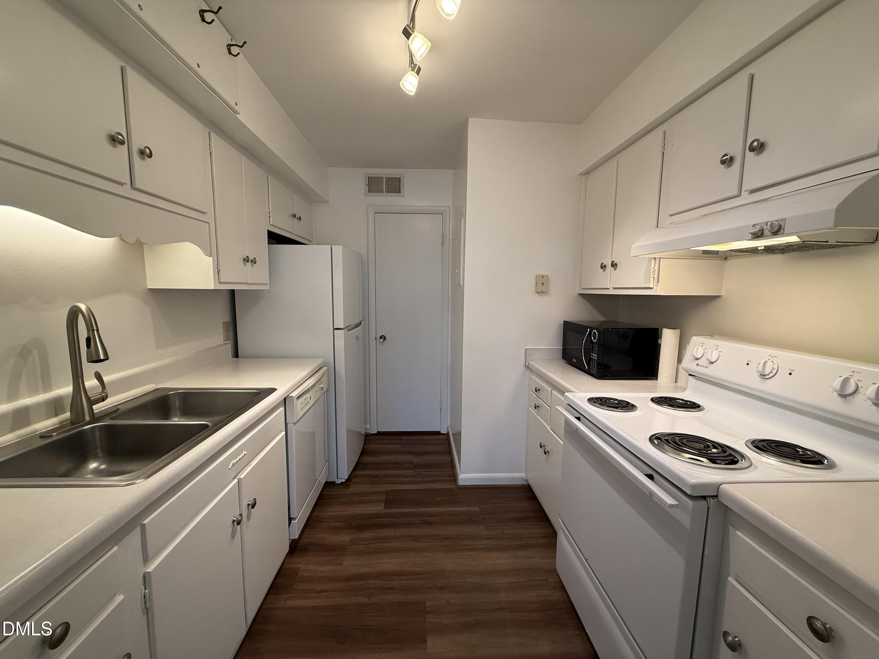 1228 Teakwood Place Property Photo 6