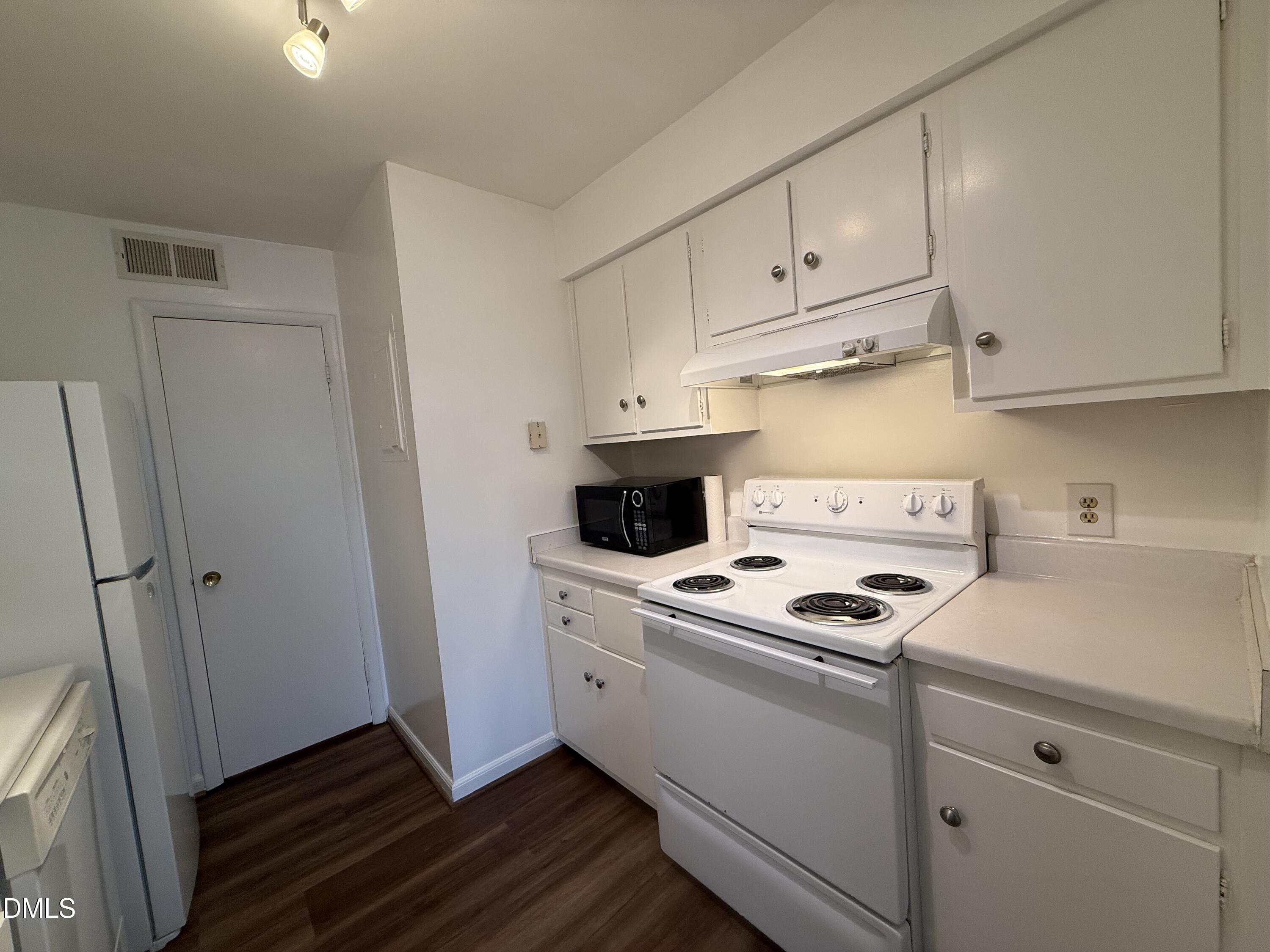 1228 Teakwood Place Property Photo 7
